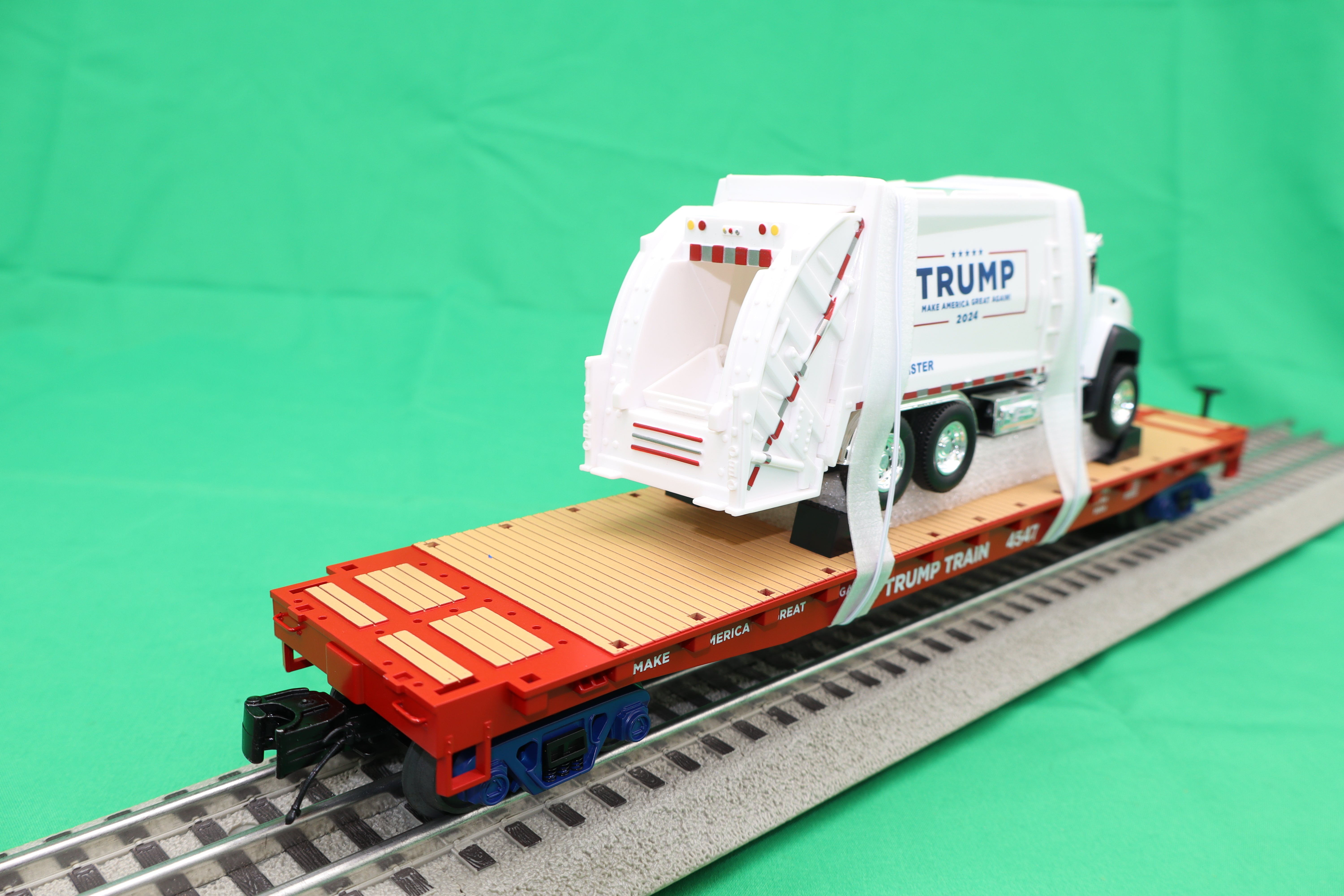 MTH 20-95796 - Flat Car  "Donald J. Trump" #4547 w/ Garbage Truck