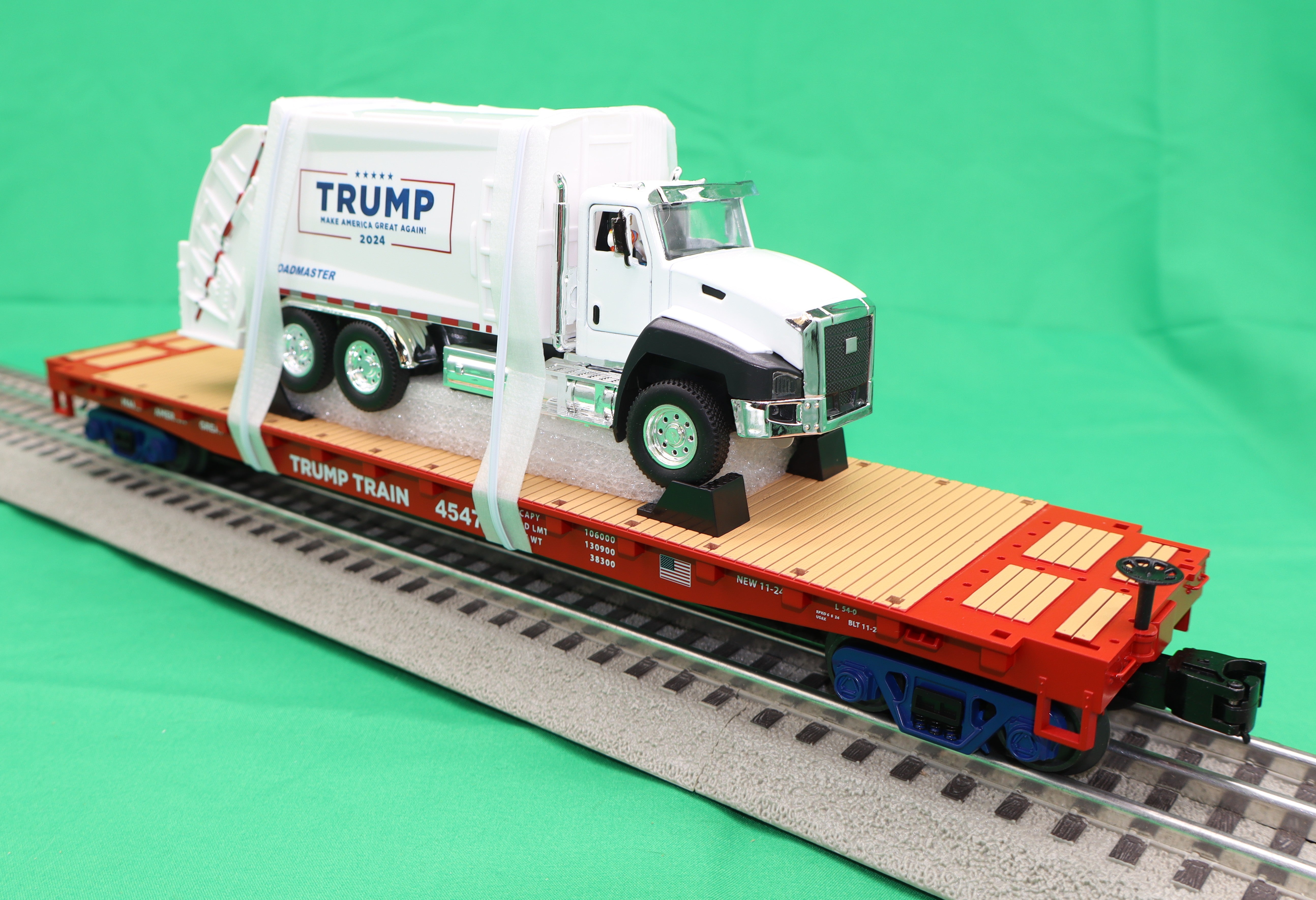 MTH 20-95796 - Flat Car  "Donald J. Trump" #4547 w/ Garbage Truck
