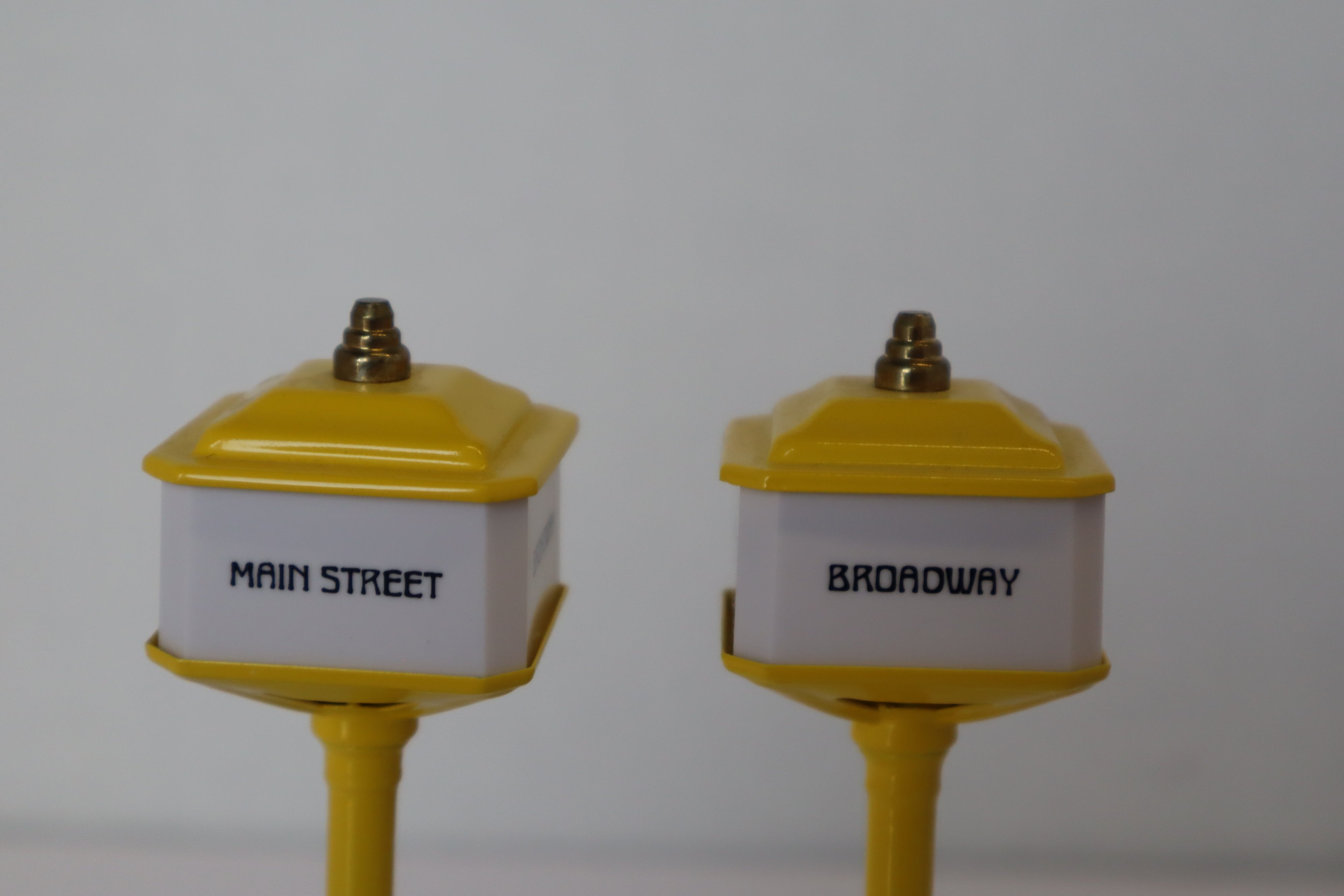 Rail King MT-1028 No 57 Yellow Street Lamp Metal Lamp Post Set-Second hand-M7850