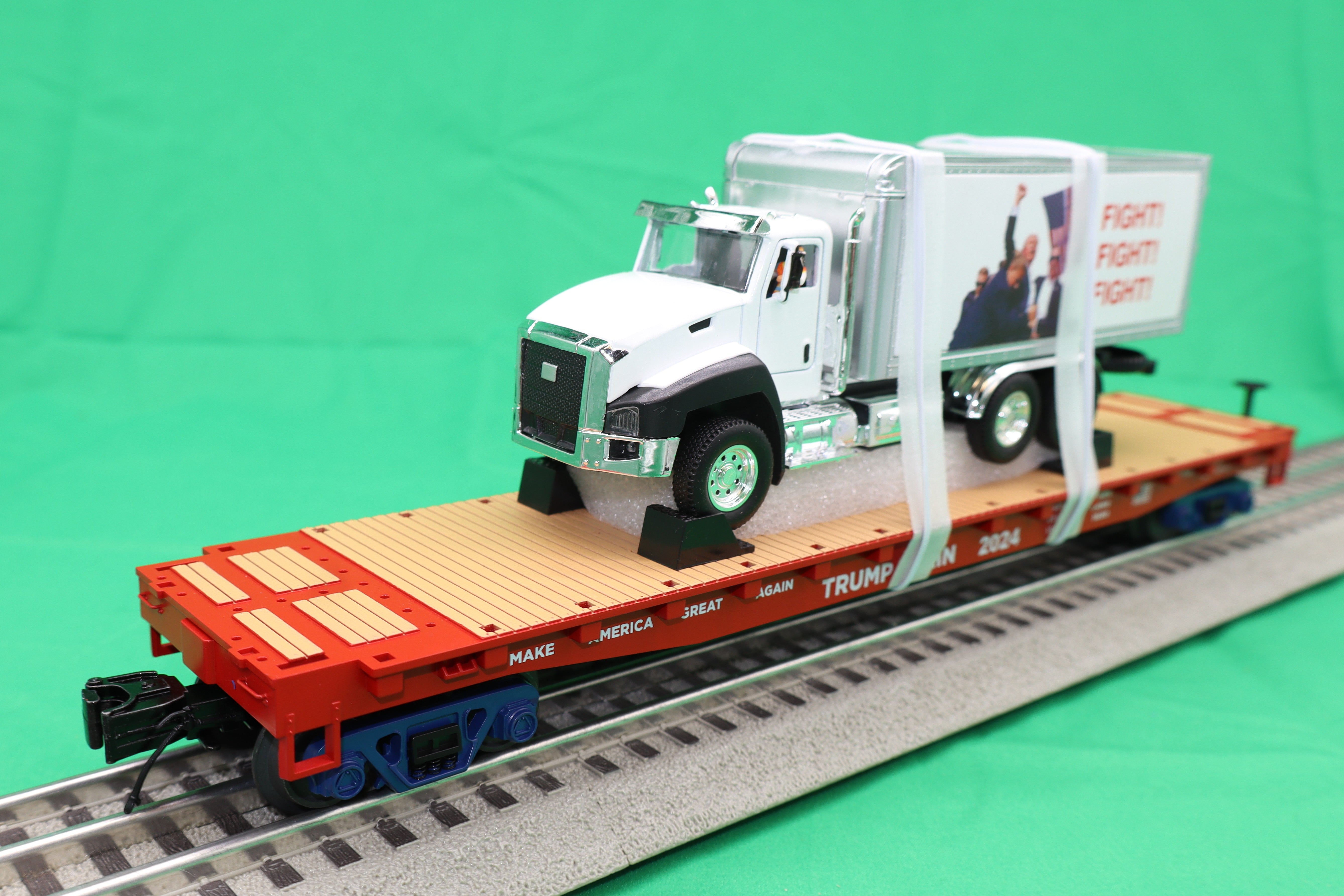 MTH 20-95803 - Flat Car "Donald J. Trump" #2024 w/ Box Truck