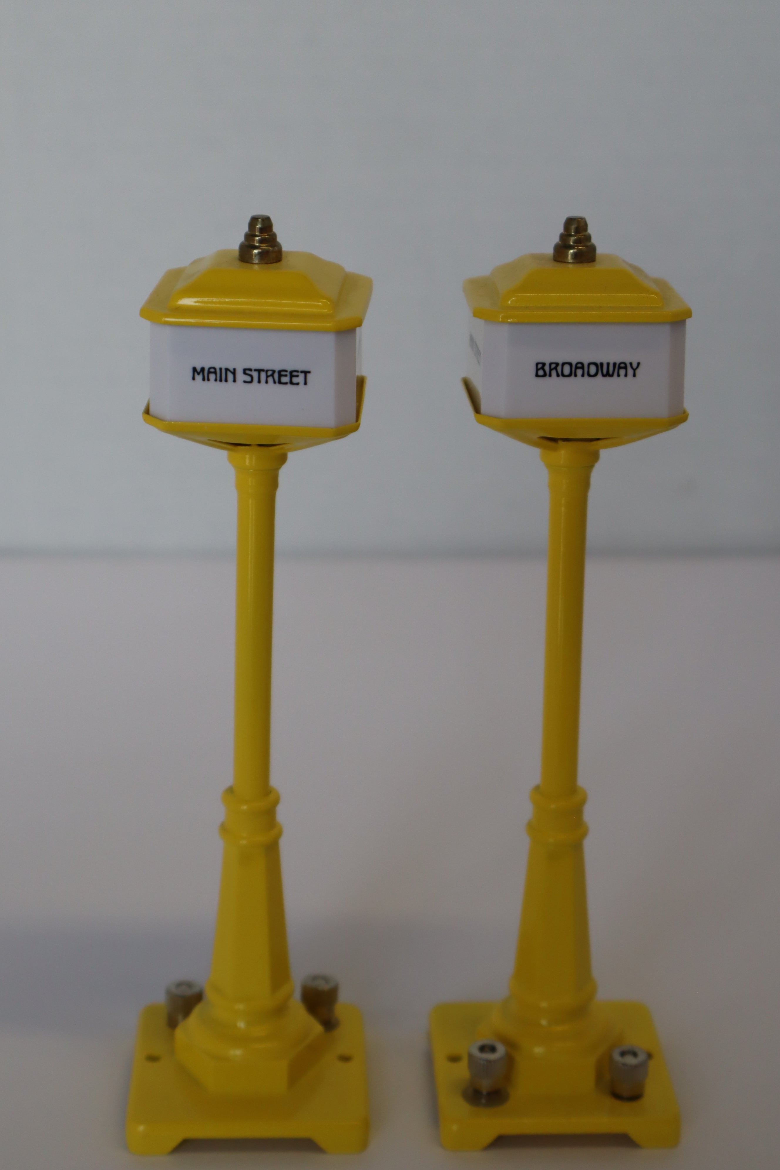 Rail King MT-1028 No 57 Yellow Street Lamp Metal Lamp Post Set-Second hand-M7850