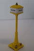 Rail King MT-1028 No 57 Yellow Street Lamp Metal Lamp Post Set-Second hand-M7850