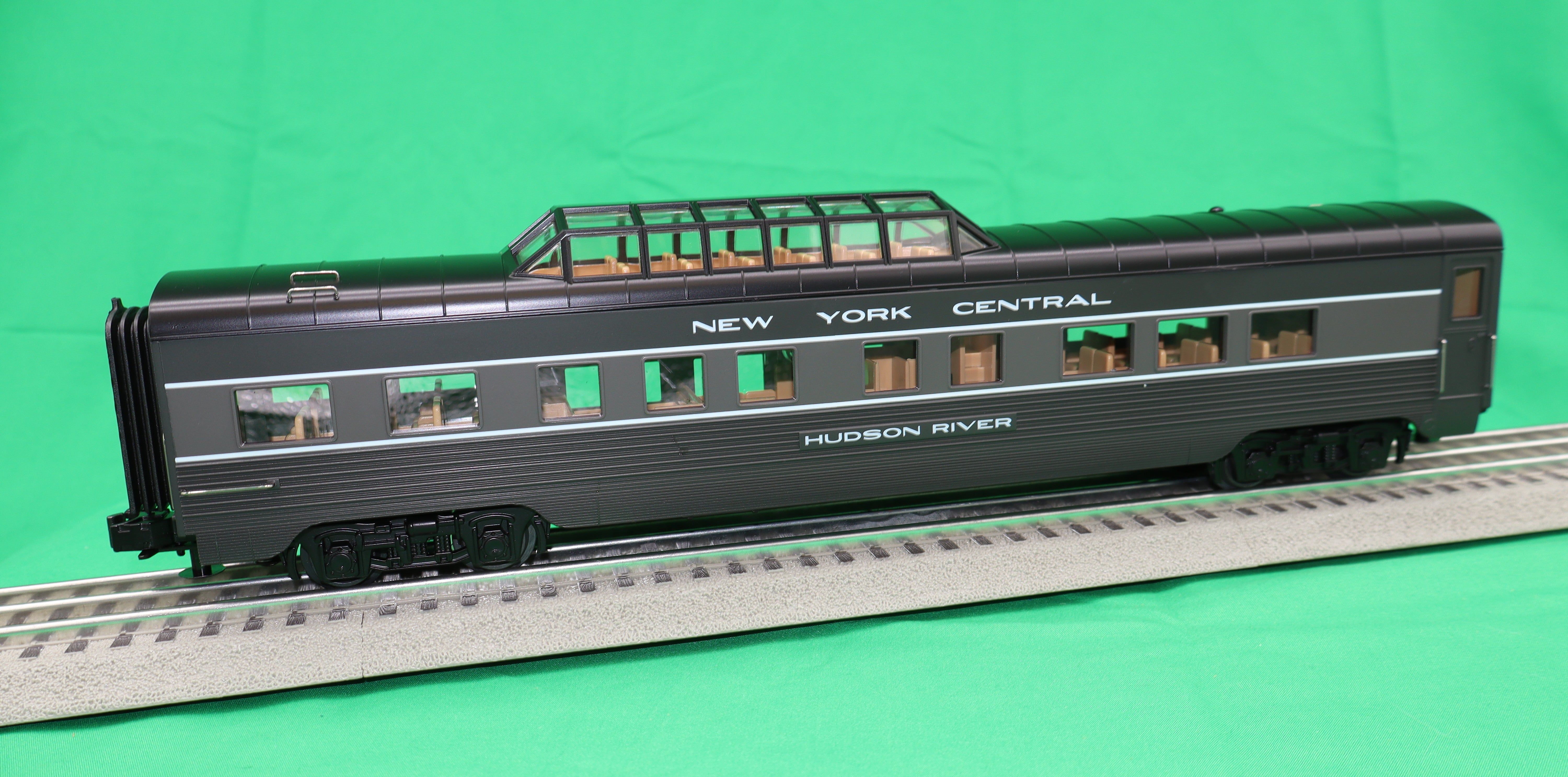 MTH 30-68244 - 60’ Streamlined Passenger Set "New York Central" Lightening Stripe (4-Car)