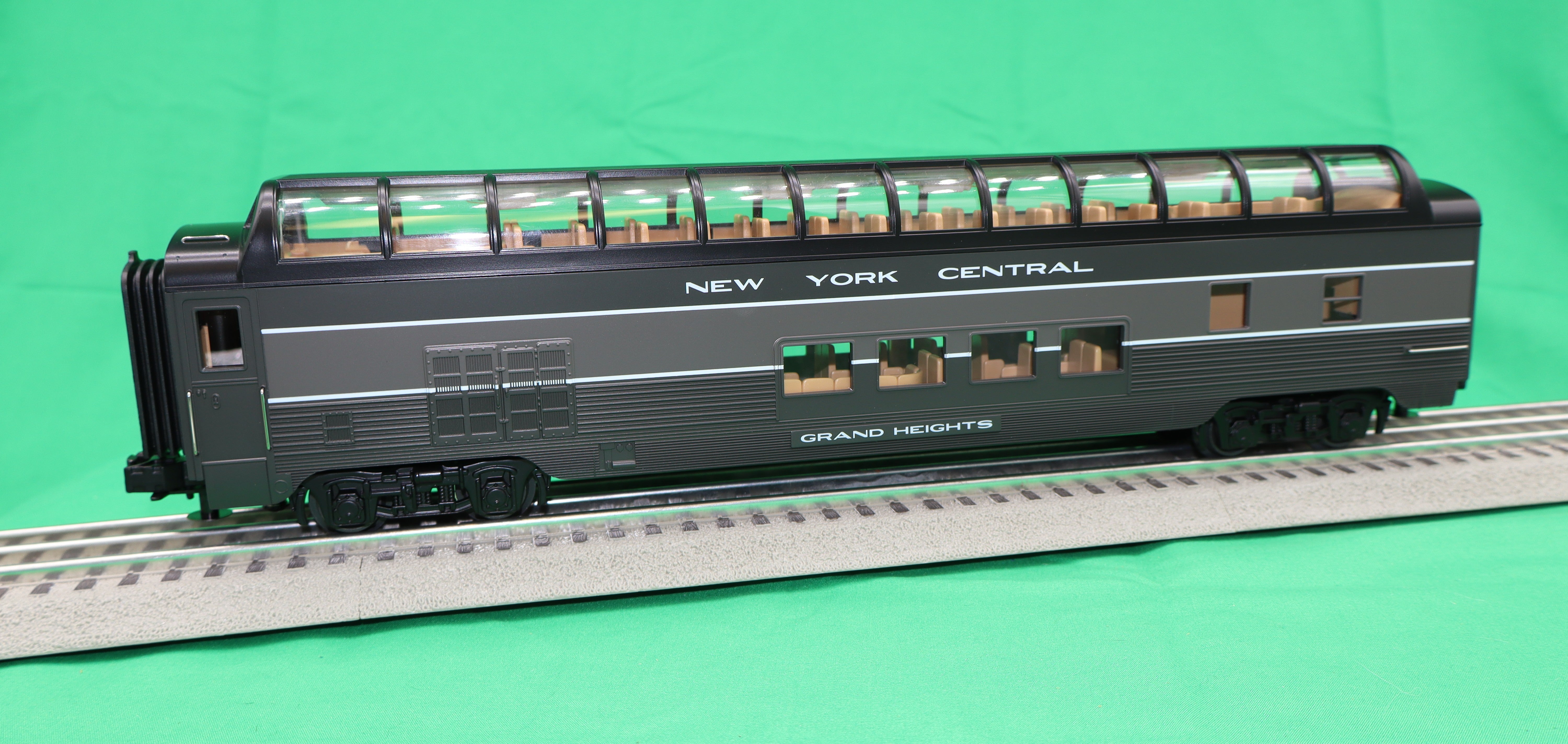 MTH 30-68247 - 60’ Streamlined Full-Length Vista Dome Car "New York Central" Lightening Stripe