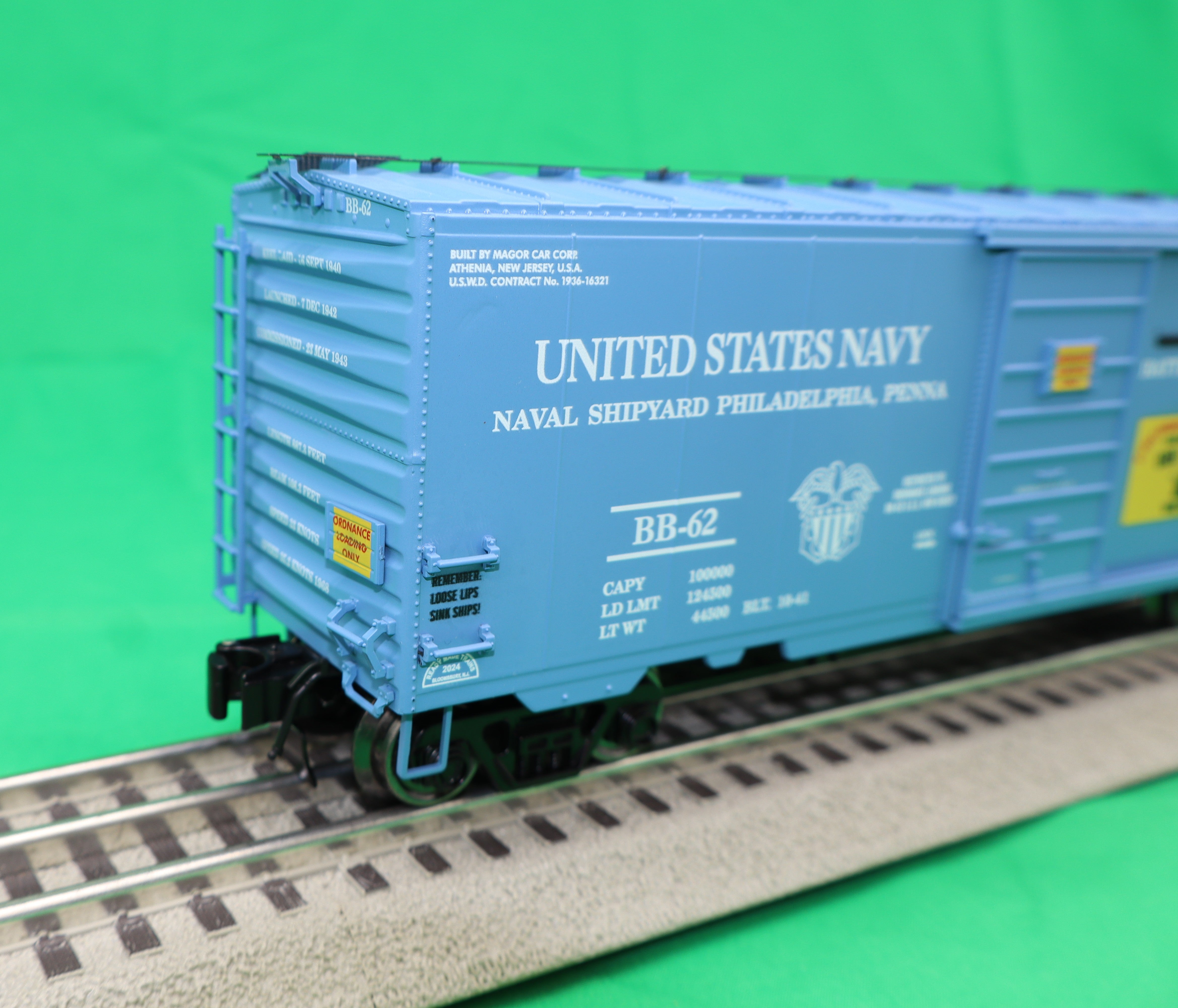 Ready Made Trains RMT-96432-5 - 40" PS-1 Boxcar "U.S. Navy" #BB-62 (Battleship New Jersey)