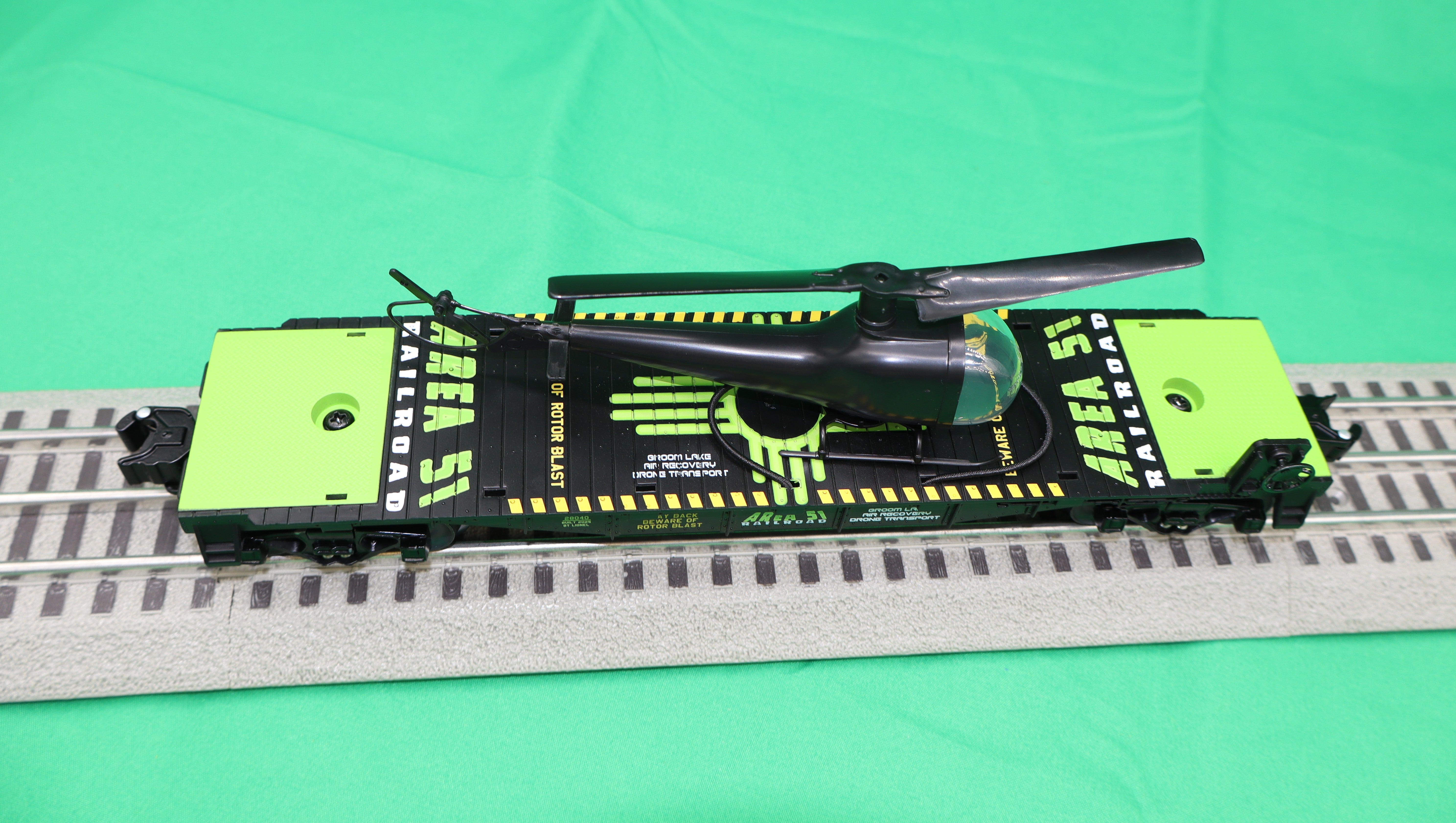 Lionel 2528040 - Flat Car "Area 51" w/ Helicopter #28040 (Add-On)