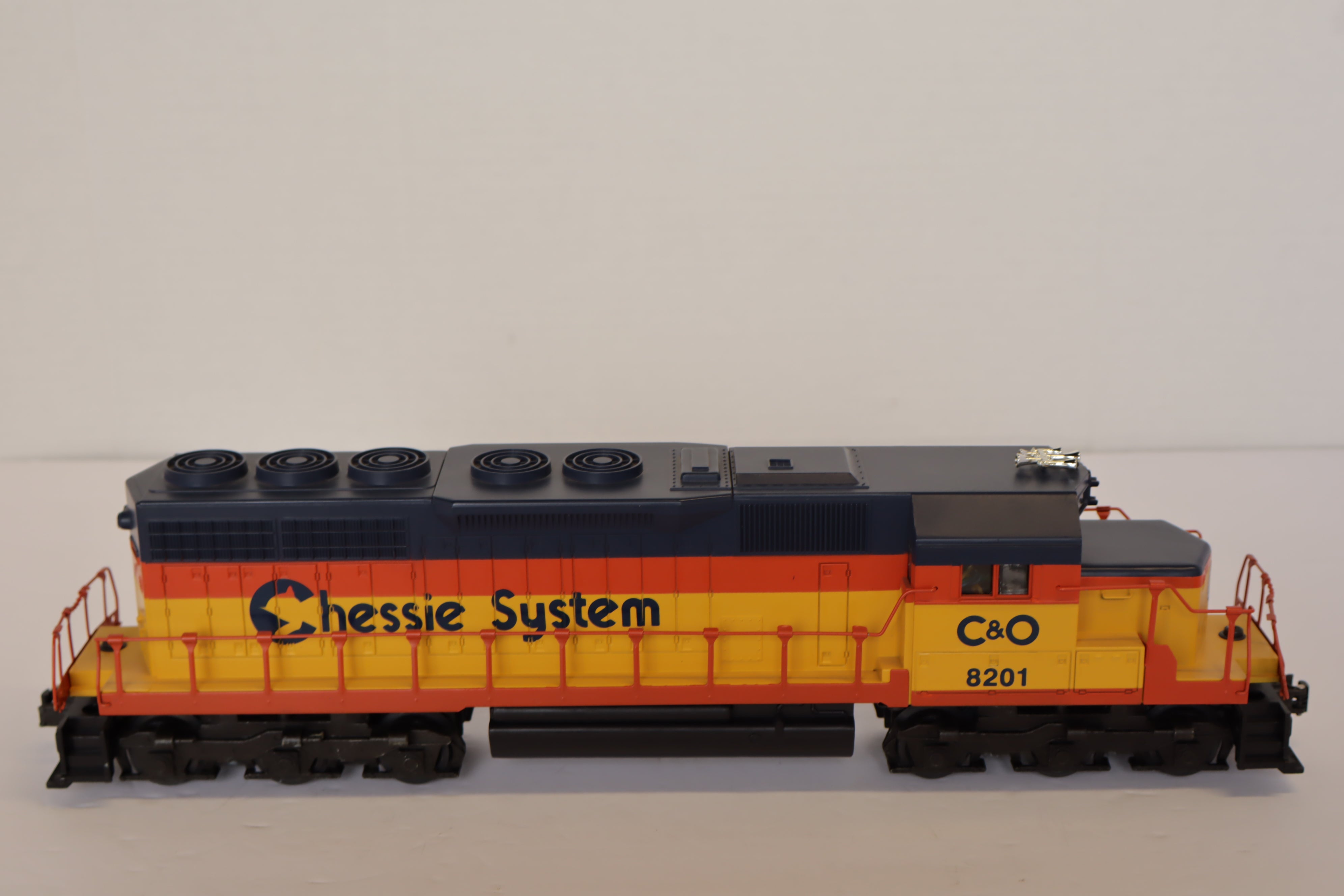 Lionel 6-18201 Chessie System SD-40 Powered Diesel & Lionel 6-18204 Non Pwd Set-Second hand-M7578