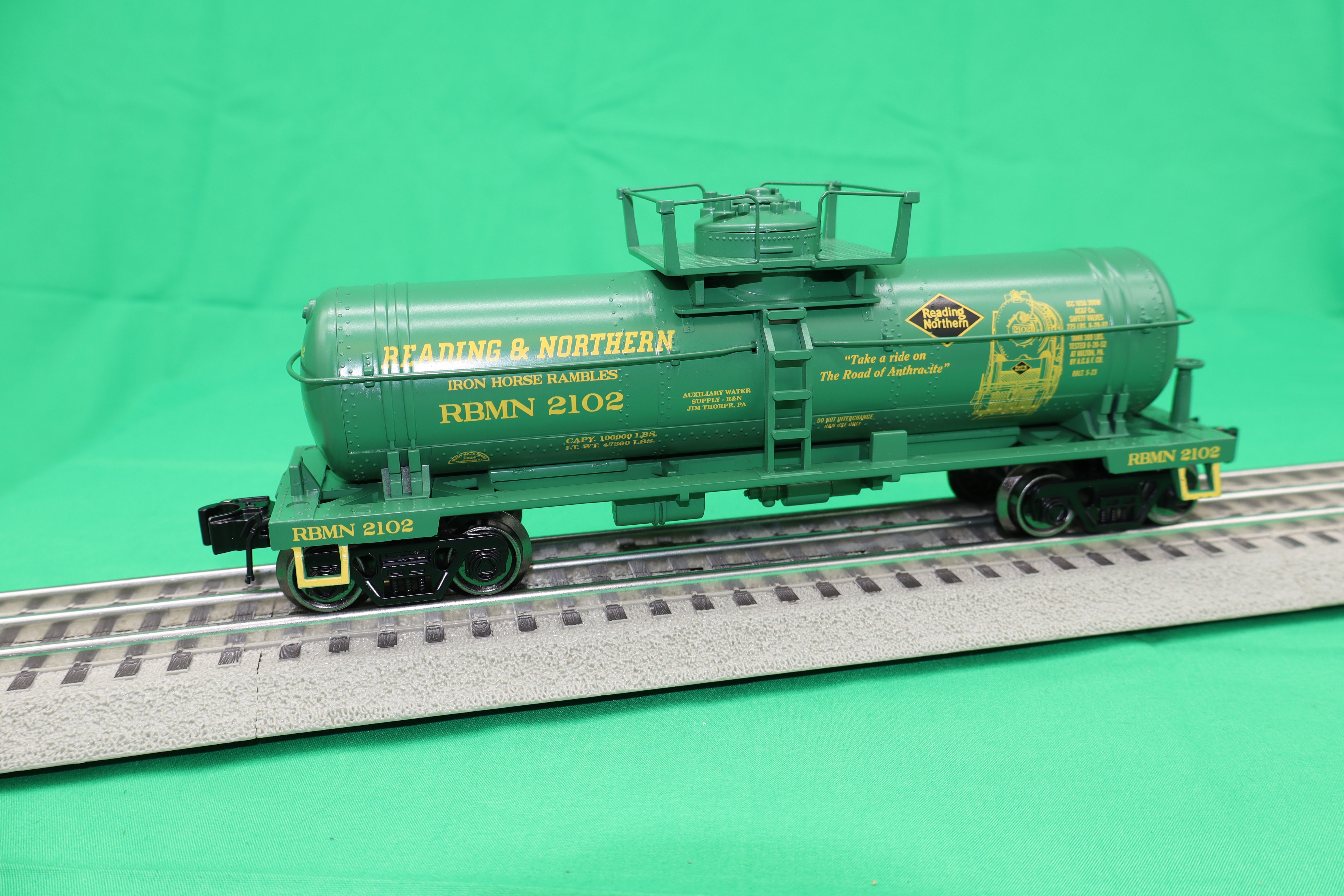 Ready Made Trains RMT-96812-3 - 8000 Gallon Single Dome Tank "Reading & Northern" #2102 (Green)