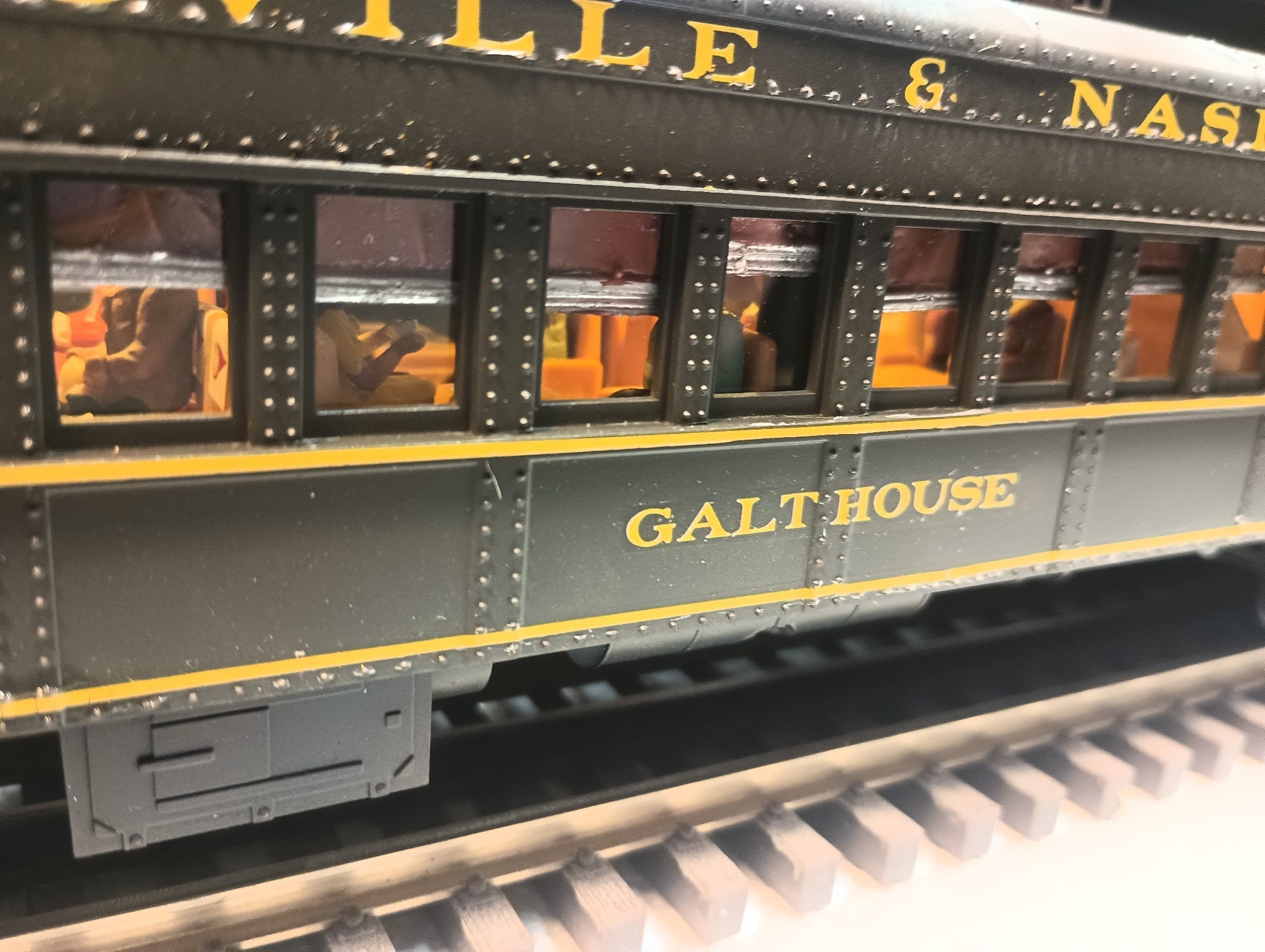 Atlas O 3007035-40LN - 70' Madison Heavyweight Passenger Car Set "Louisville & Nashville" (6-Car) - Custom Run for MrMuffin'sTrains