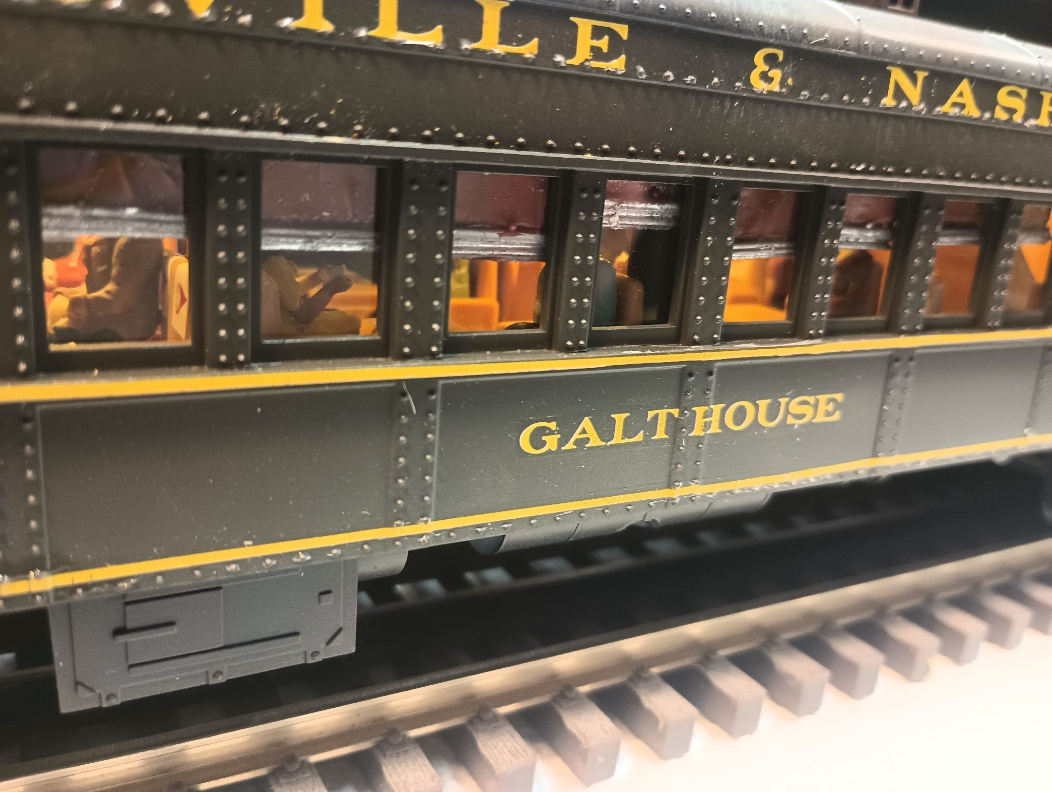 Atlas O 3007035-40LN - 70' Madison Heavyweight Passenger Car Set "Louisville & Nashville" (6-Car) - Custom Run for MrMuffin'sTrains