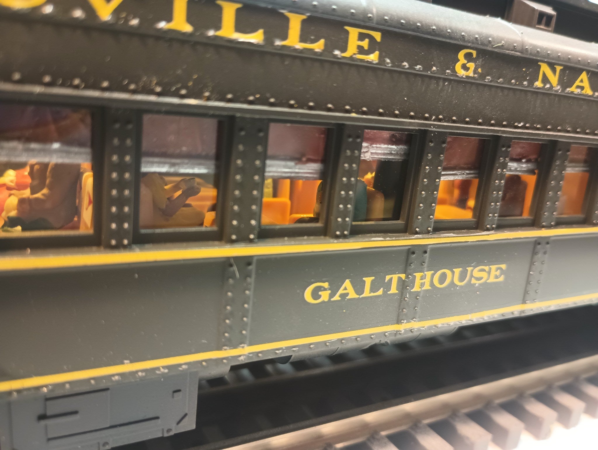 Atlas O 3007035-40LN - 70' Madison Heavyweight Passenger Car Set "Louisville & Nashville" (6-Car) - Custom Run for MrMuffin'sTrains