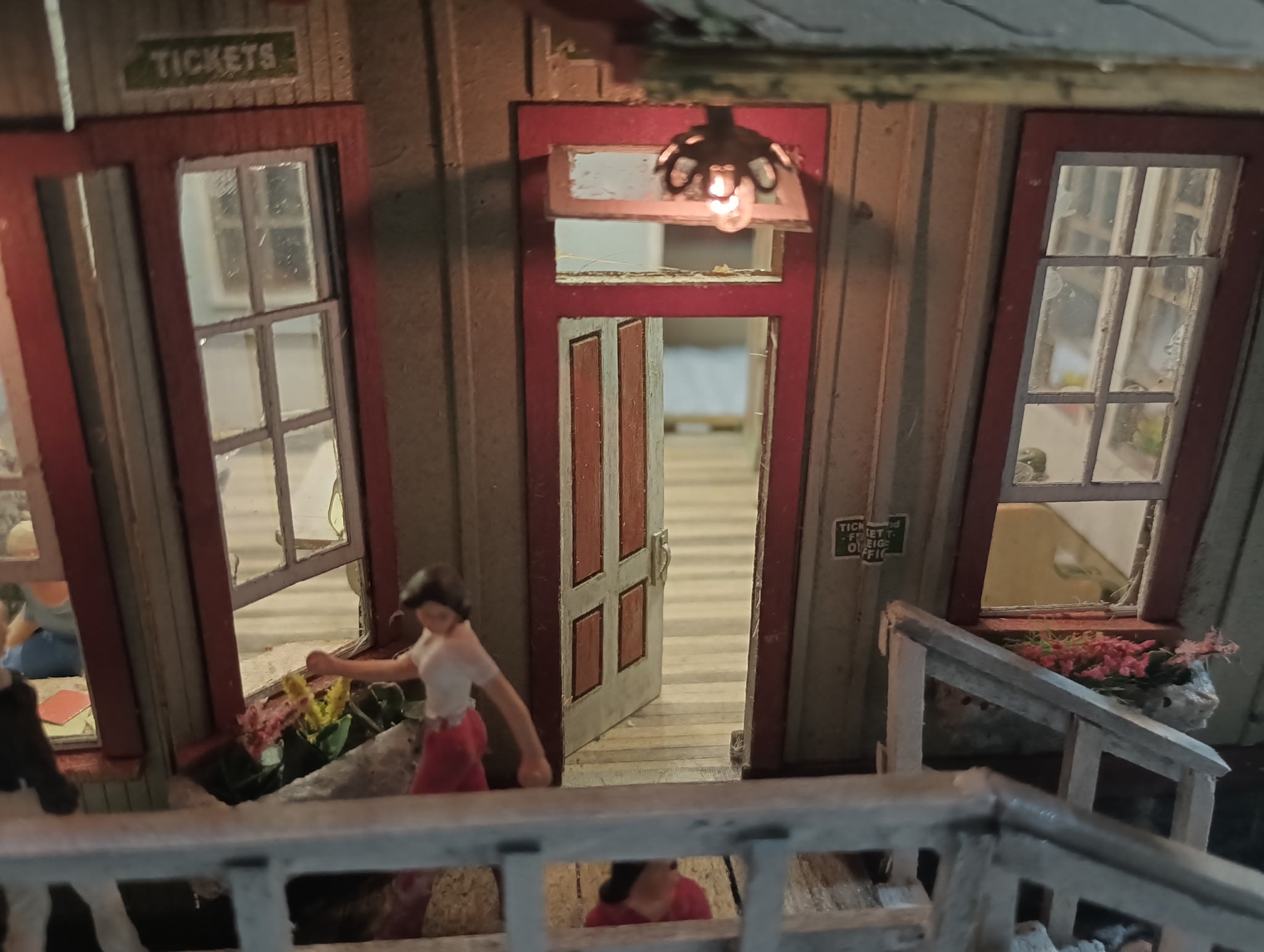 Harry Hieke Custom - Small Town Passenger Station Complex - 44" long