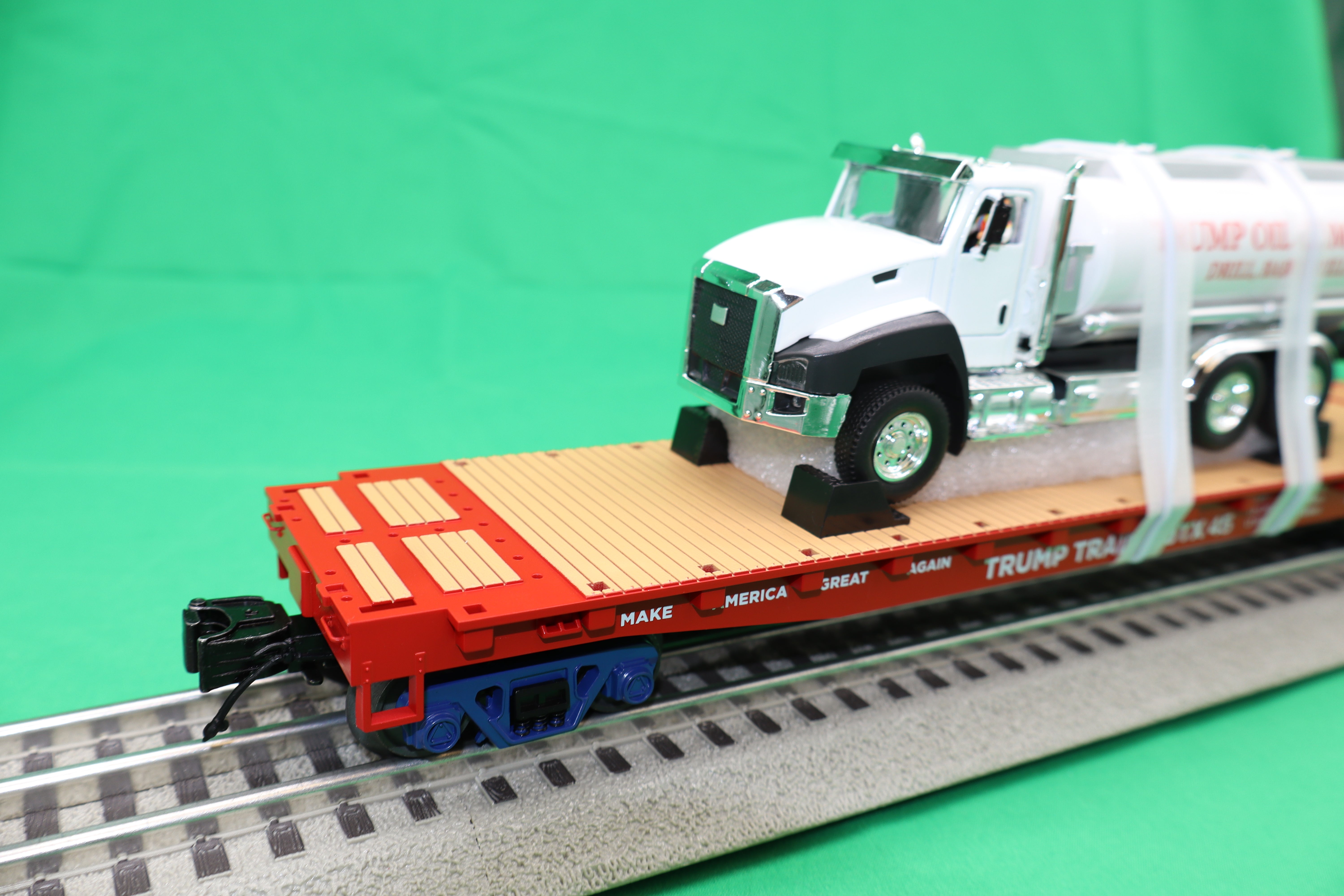 MTH 20-95804 - Flat Car "Donald J. Trump" #DJTX 45 w/ Tanker Truck