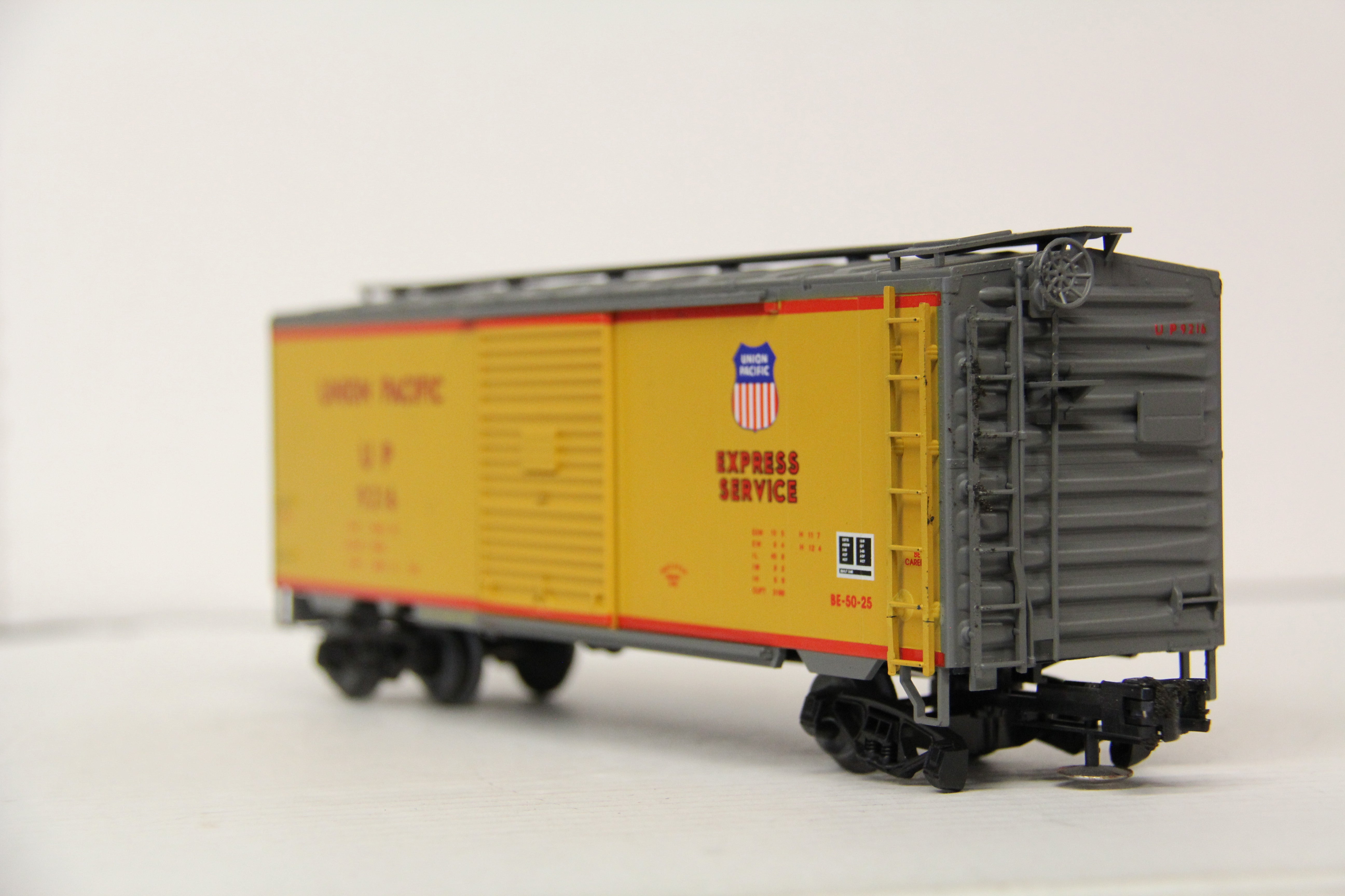 Weaver Union Pacific PS-1  40' Express Service Box Car #9216-Second hand-M6314