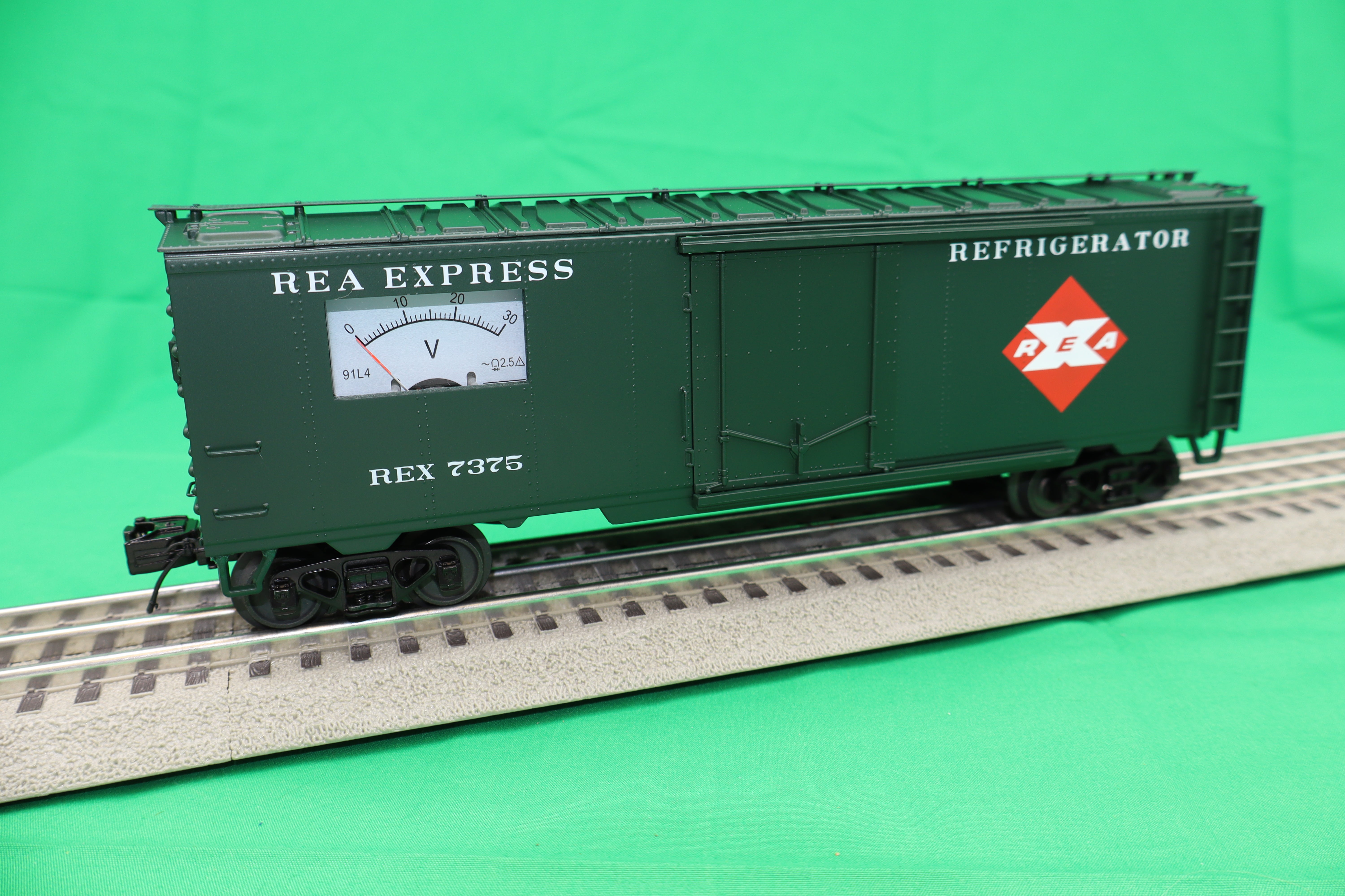MTH 20-94744 - 40’ Steel Sided Reefer Power Meter Car "Railway Express Agency"