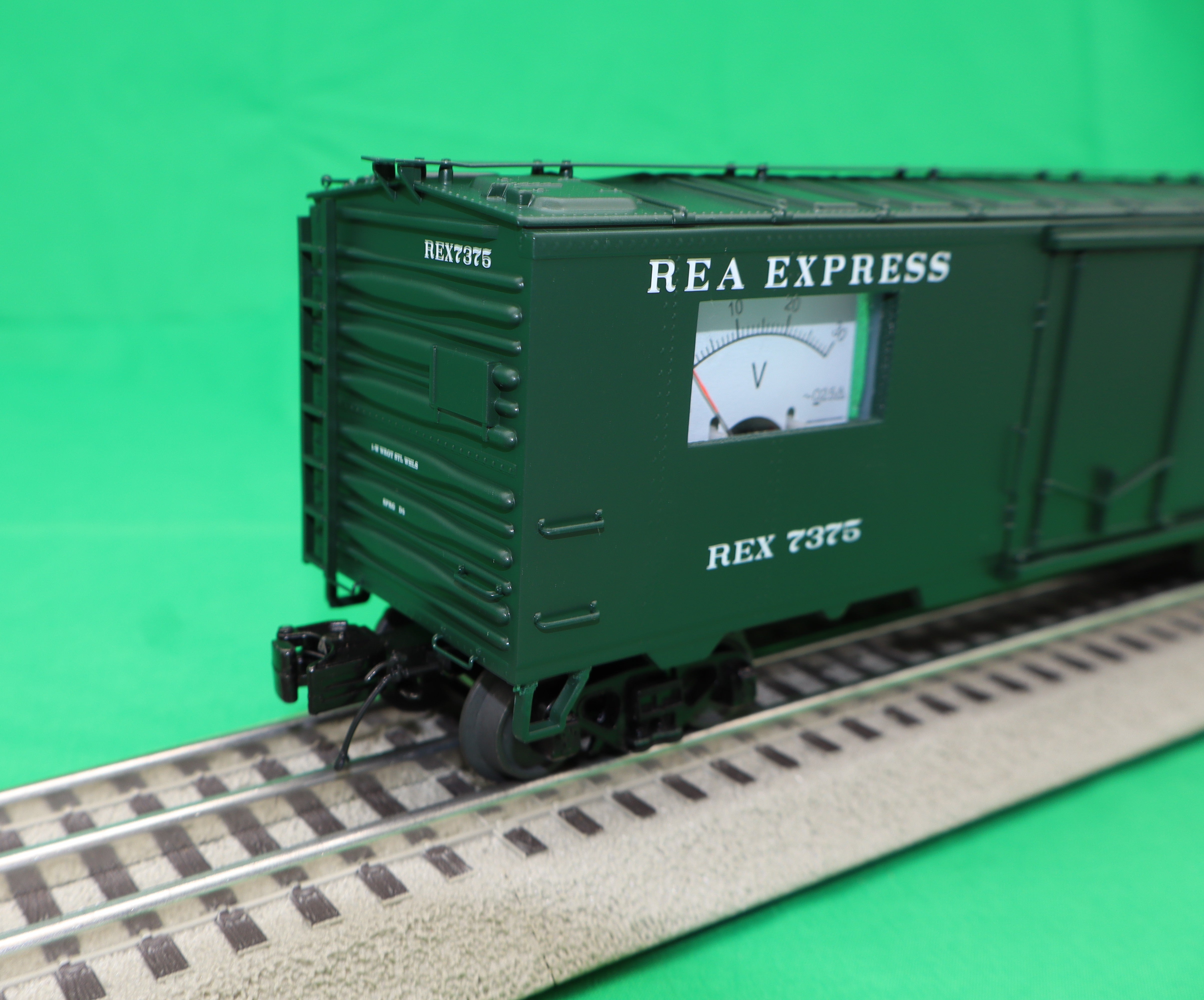 MTH 20-94744 - 40’ Steel Sided Reefer Power Meter Car "Railway Express Agency"
