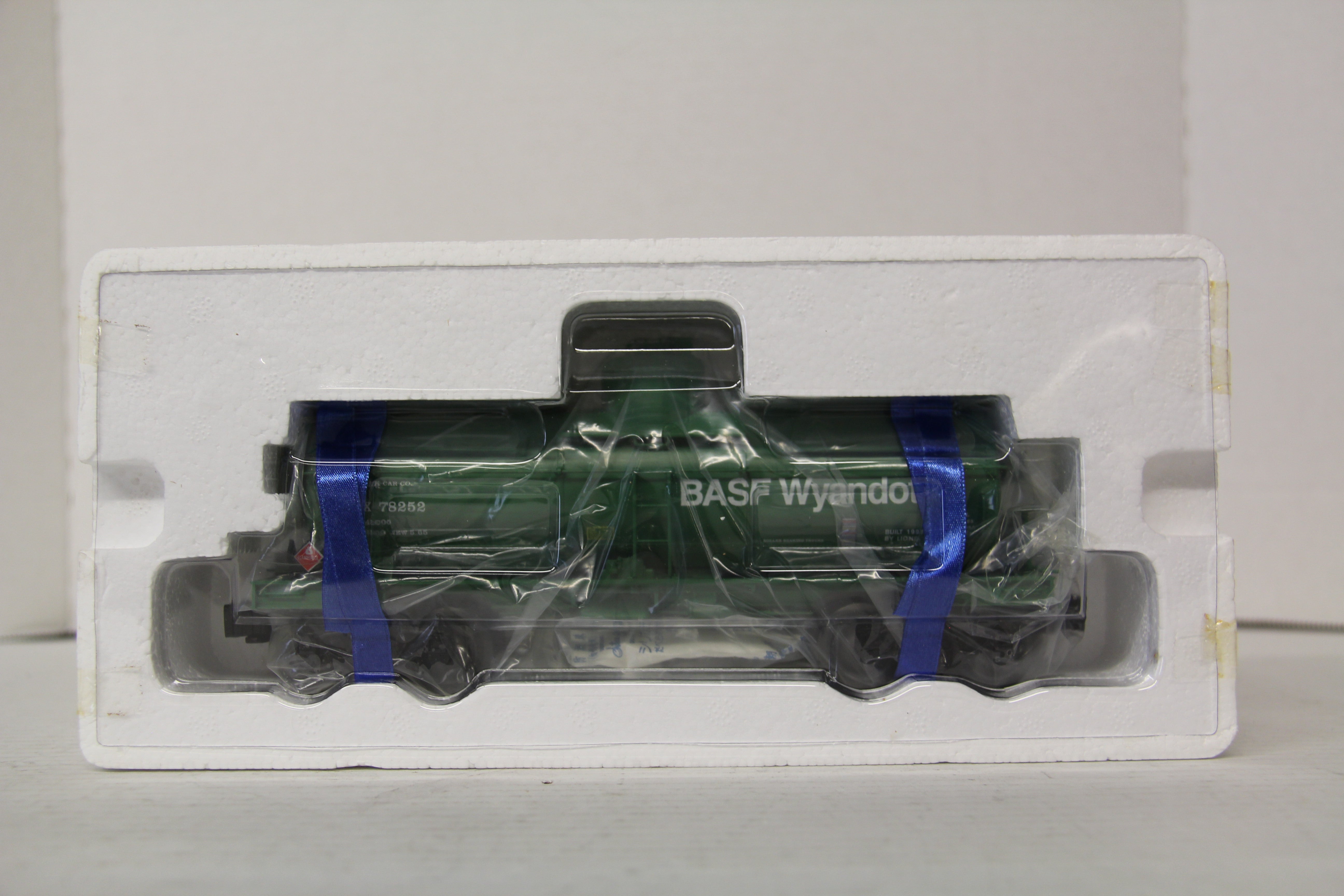 Lionel 6-19614- BASF 8,000 Gallon Tankcar-Second hand-M6396