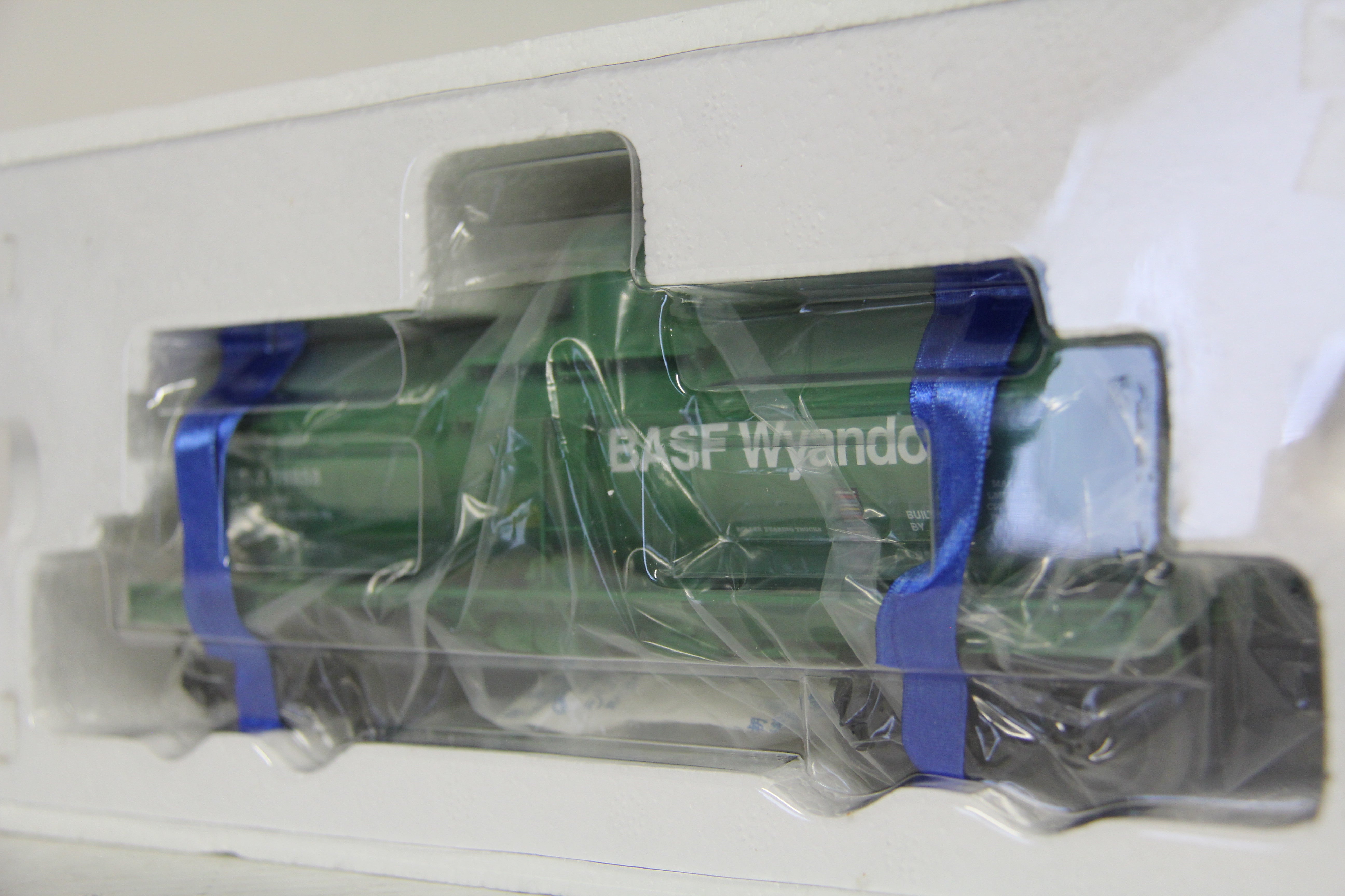 Lionel 6-19614- BASF 8,000 Gallon Tankcar-Second hand-M6396