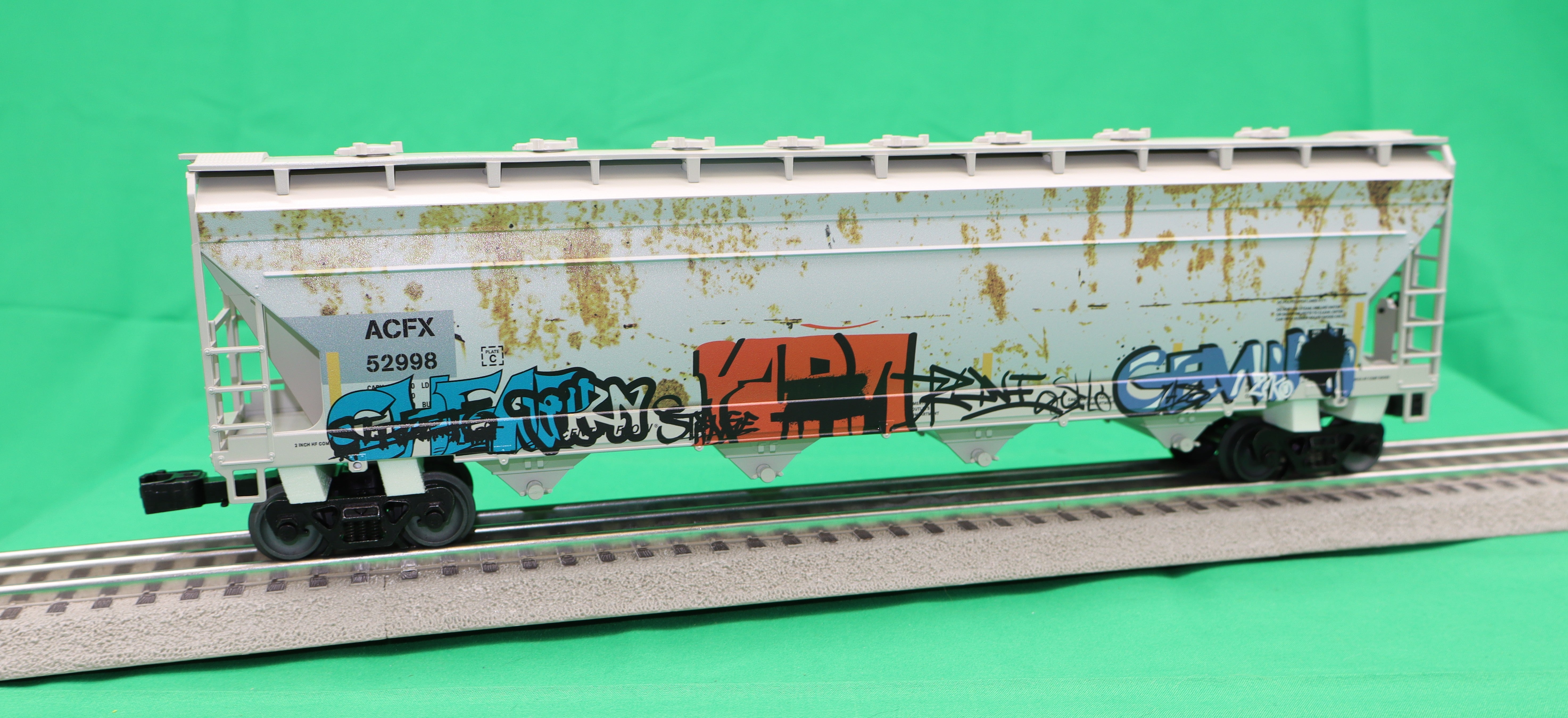 Lionel 2542132 - 4-Bay Covered Hopper Car "ACFX" #52998 (Graffiti)