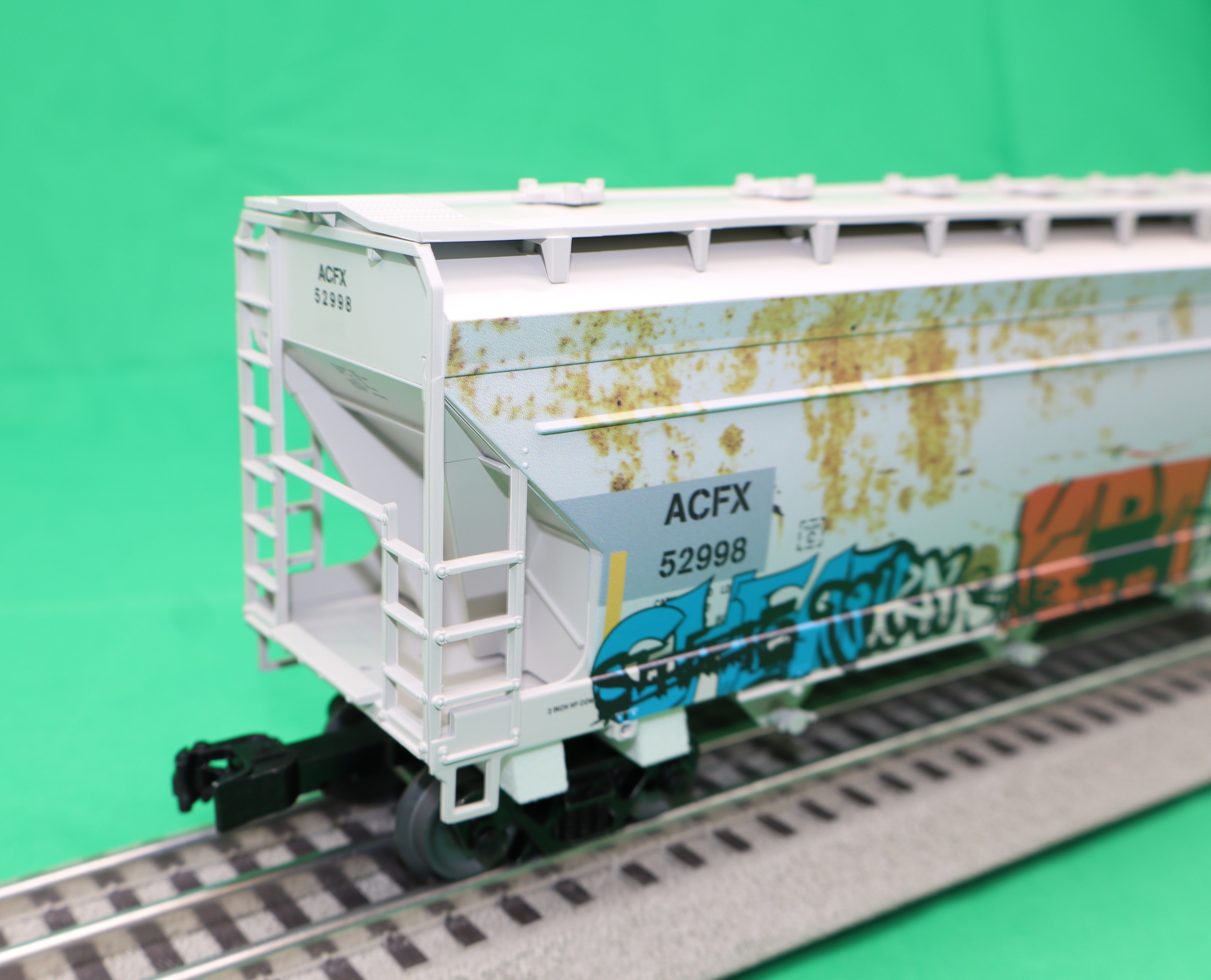 Lionel 2542132 - 4-Bay Covered Hopper Car "ACFX" #52998 (Graffiti)