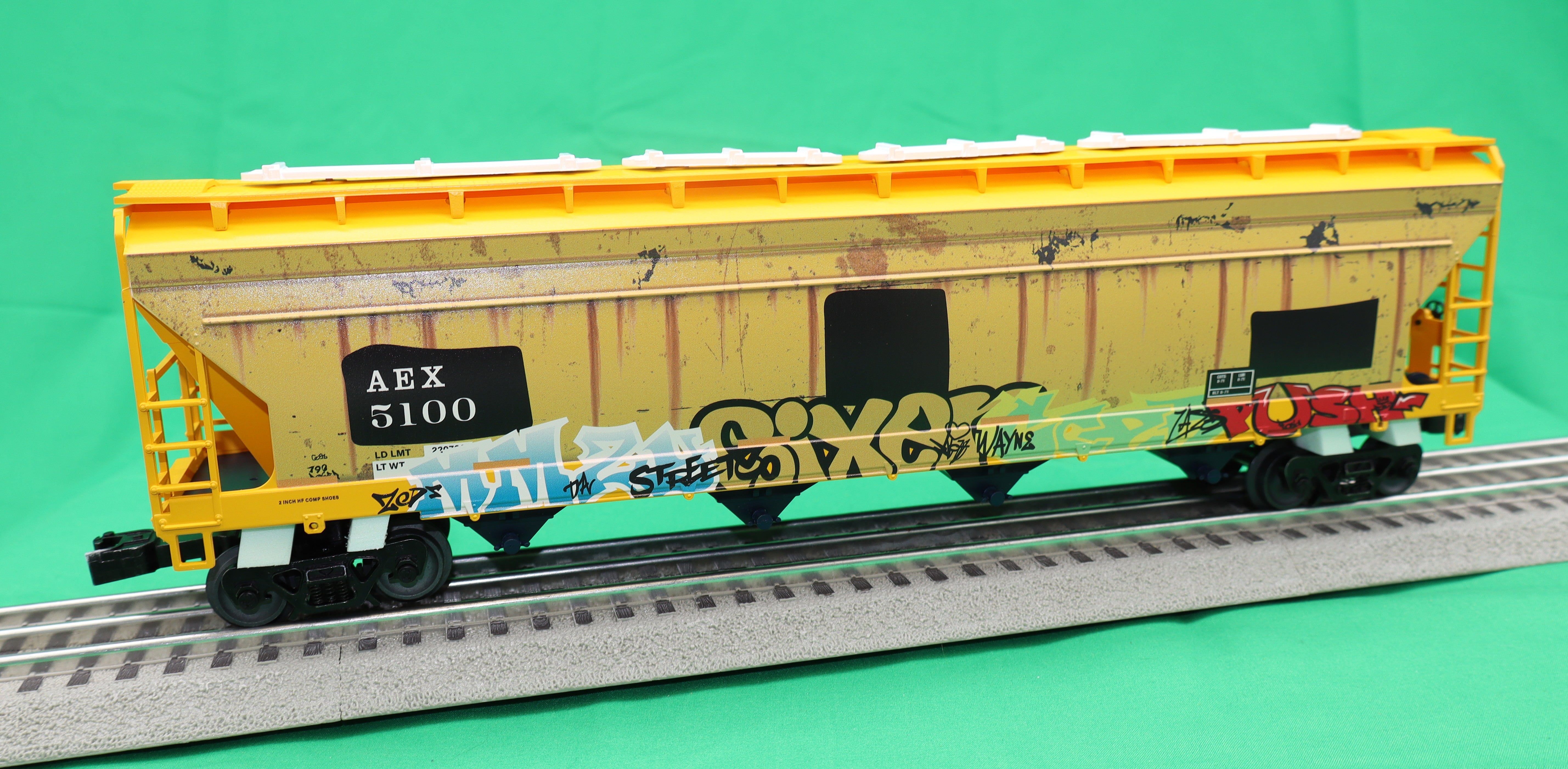 Lionel 2542150 - 4-Bay Centerflow Hopper Car "AEX" #5100 (Graffiti)