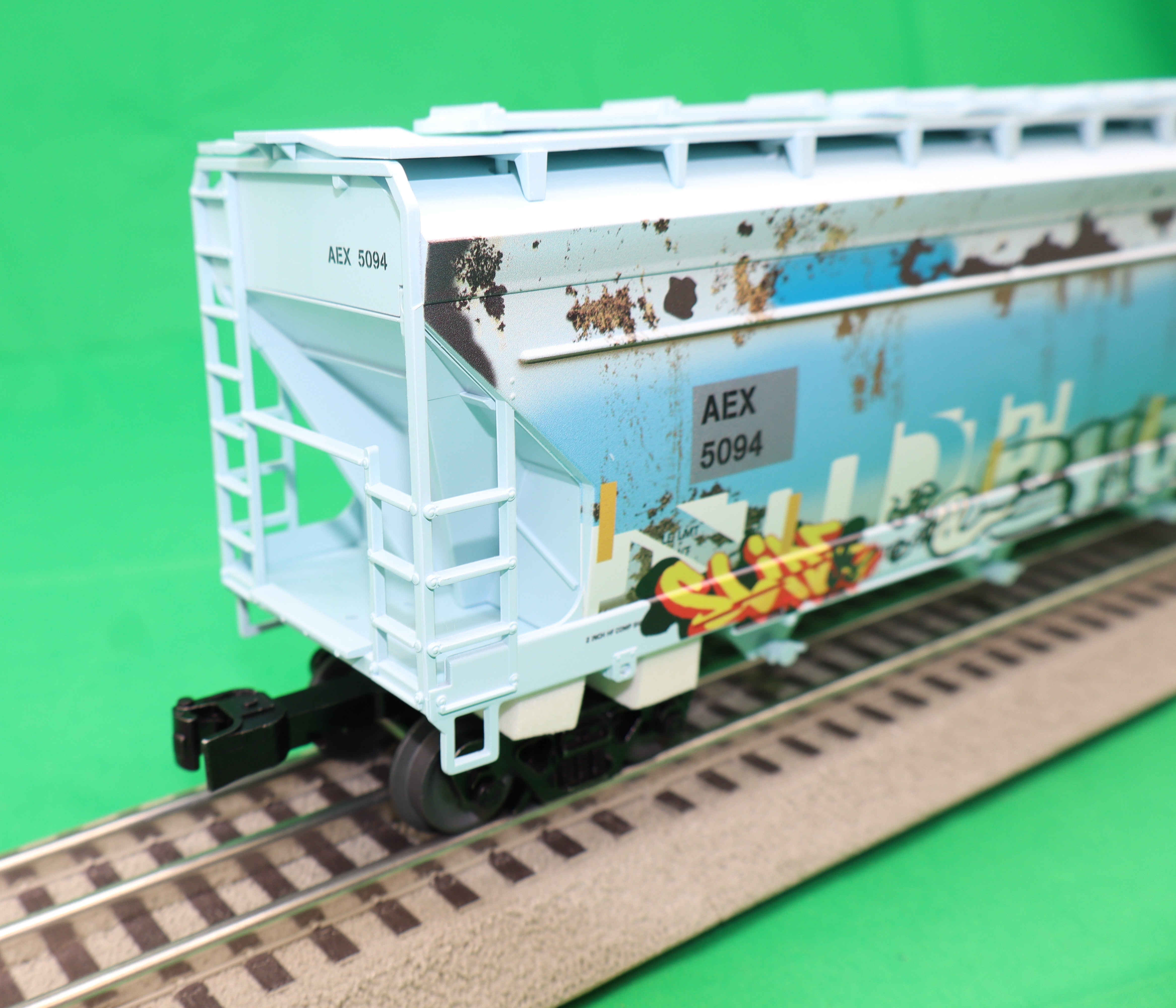 Lionel 2542140 - 4-Bay Centerflow Hopper Car "AEX" #5094 (Graffiti)