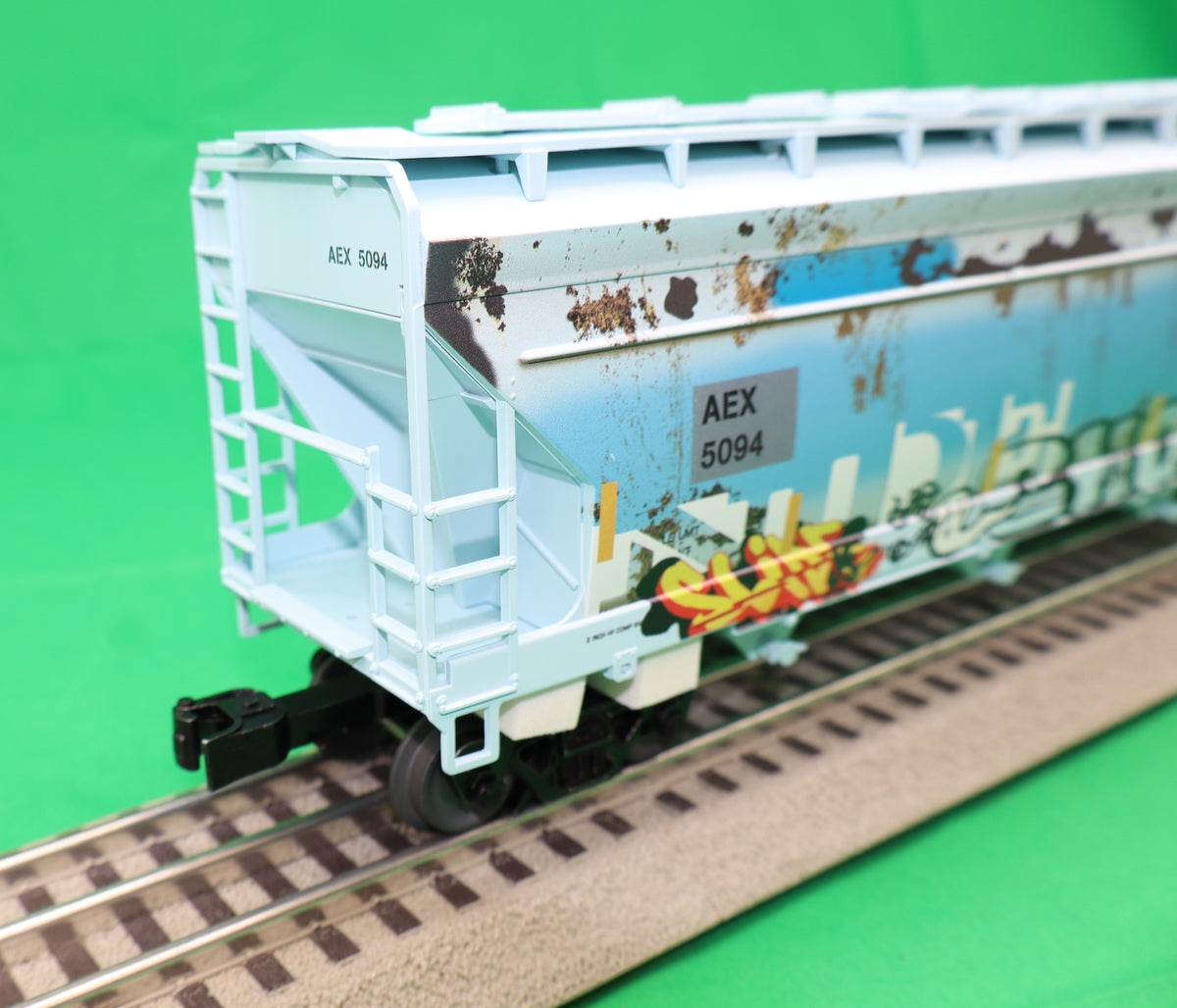 Lionel 2542140 - 4-Bay Centerflow Hopper Car "AEX" #5094 (Graffiti) - MrMuffin'sTrains