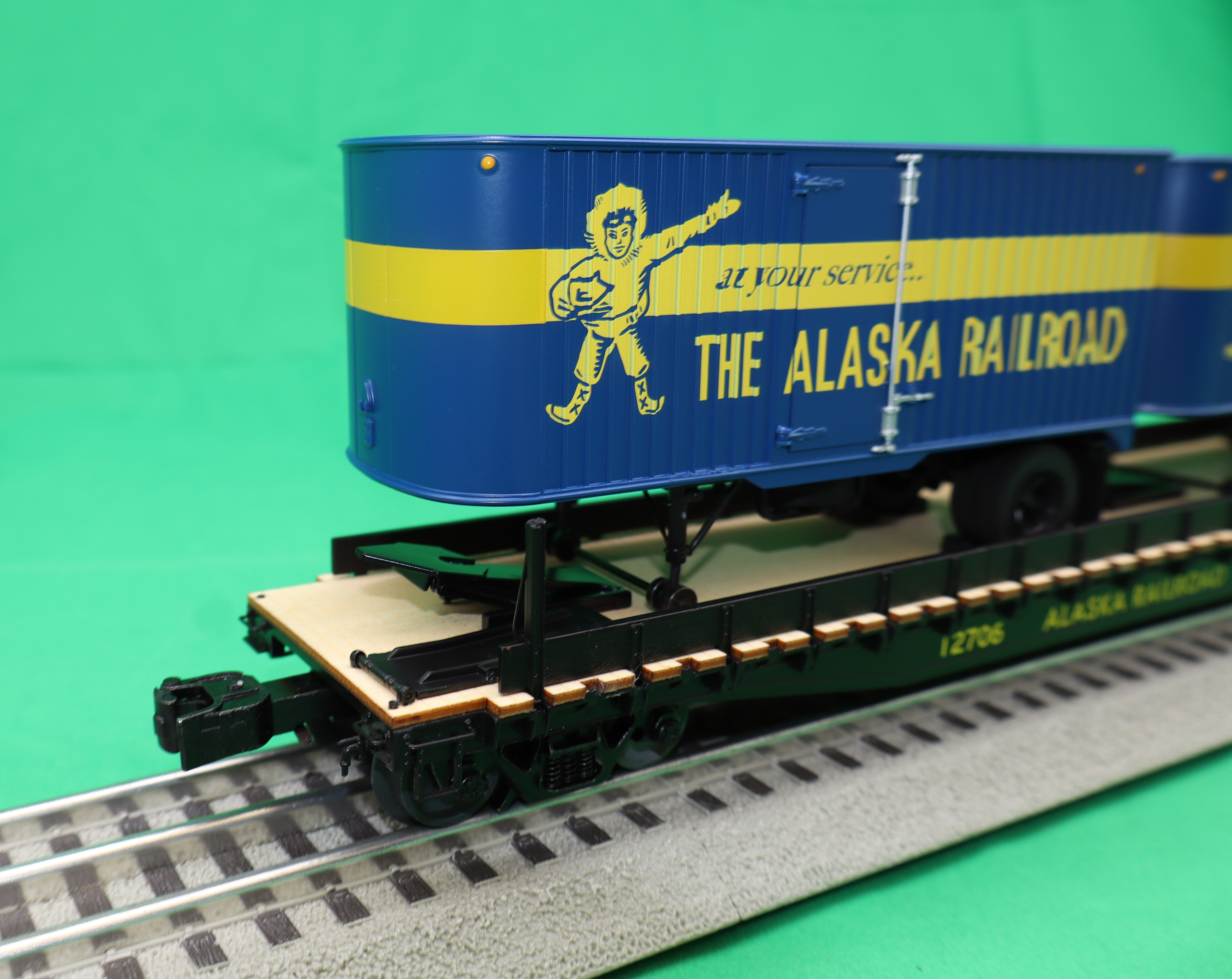 Lionel 2526390 - Flat Car "Alaska" w/ 2 Trailers #12706