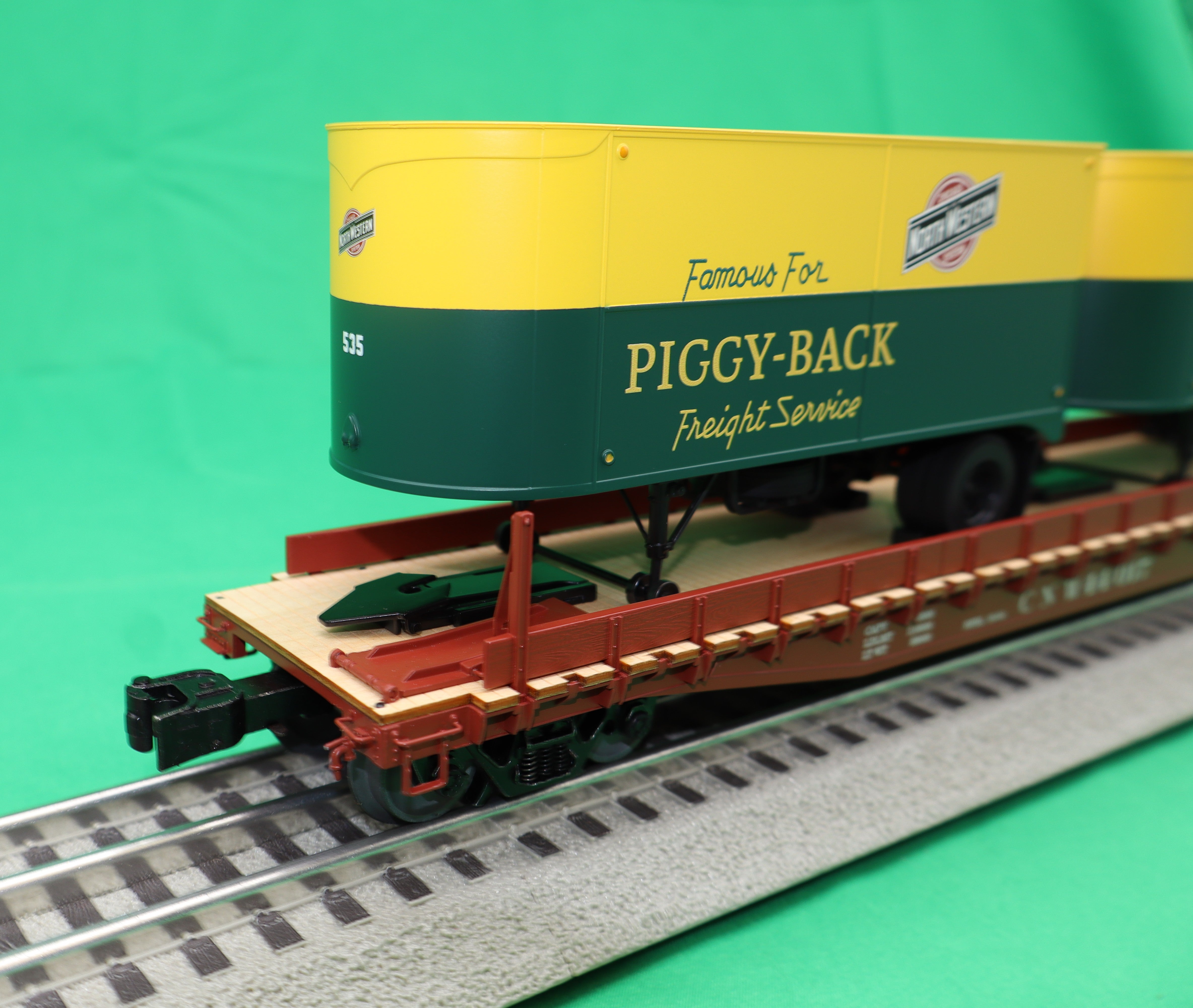 Lionel 2526370 - Flat Car "Chicago & North Western" w/ 2 Trailers #44017