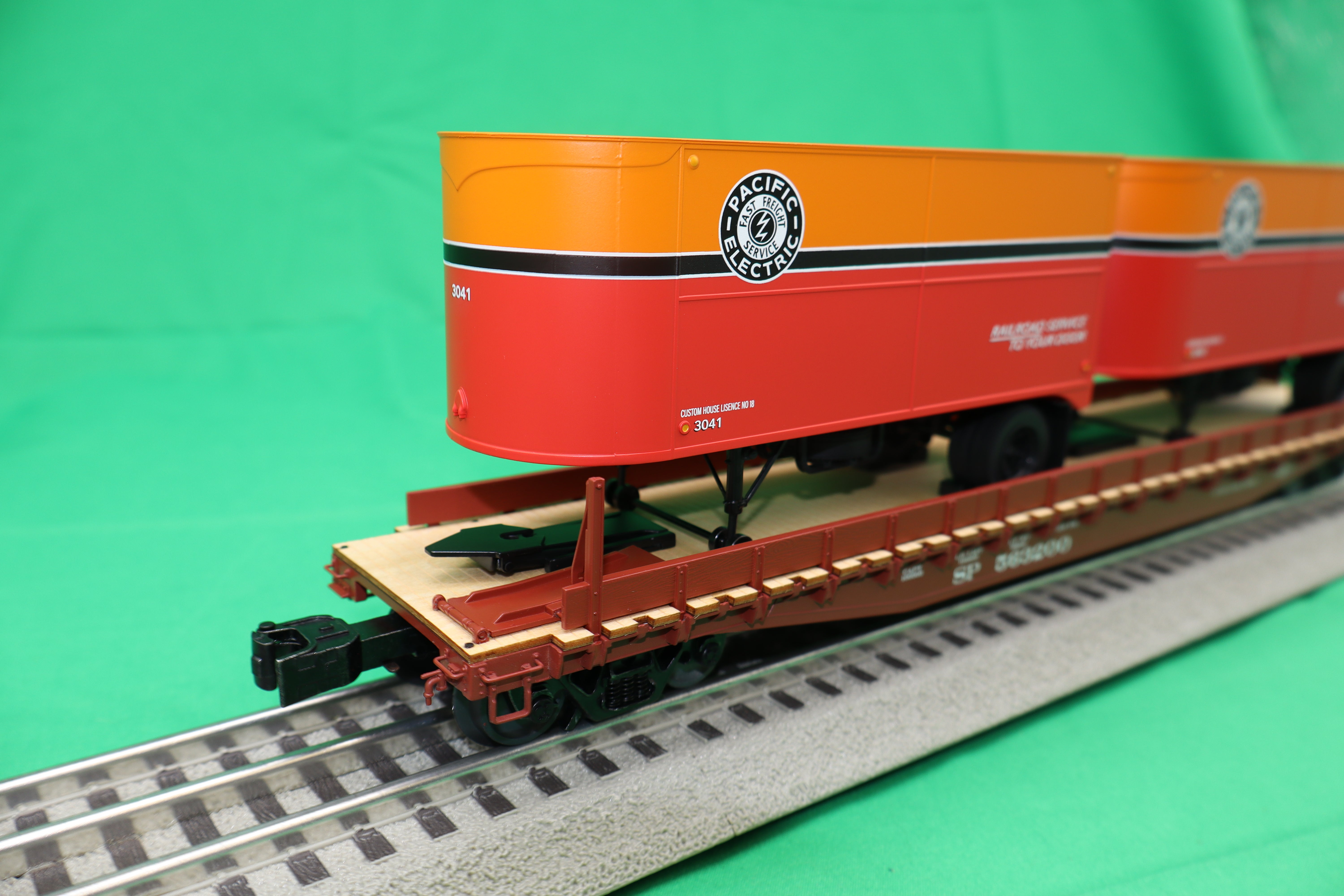 Lionel 2526380 - Flat Car "Pacific Electric" w/ 2 Trailers #563200