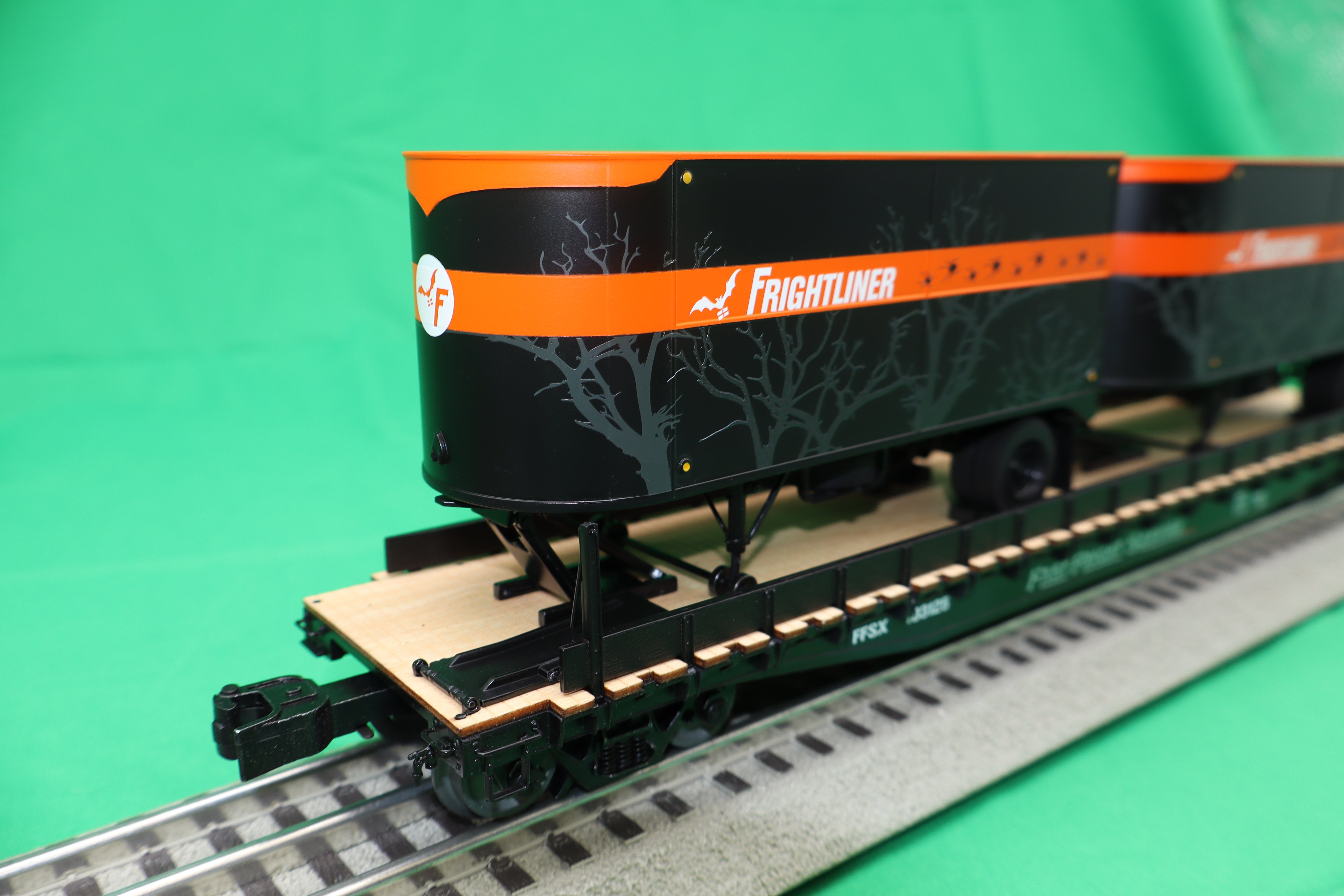 Lionel 2526400 - Flat Car "FrightLiner" w/ 2 Trailers #103125