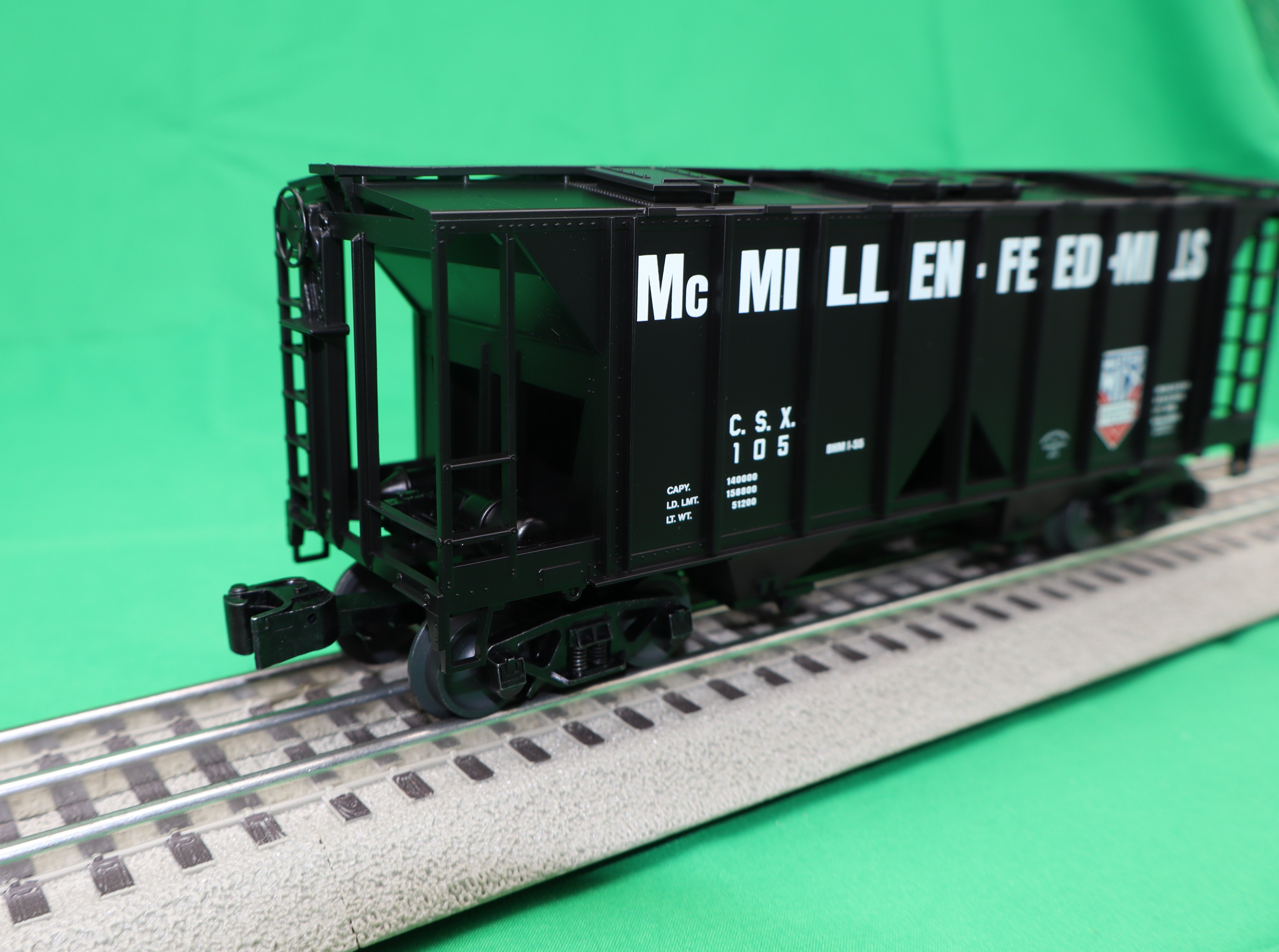 Lionel 2542102 - AC-2 Covered Hopper "McMillen Feed Mills" #105