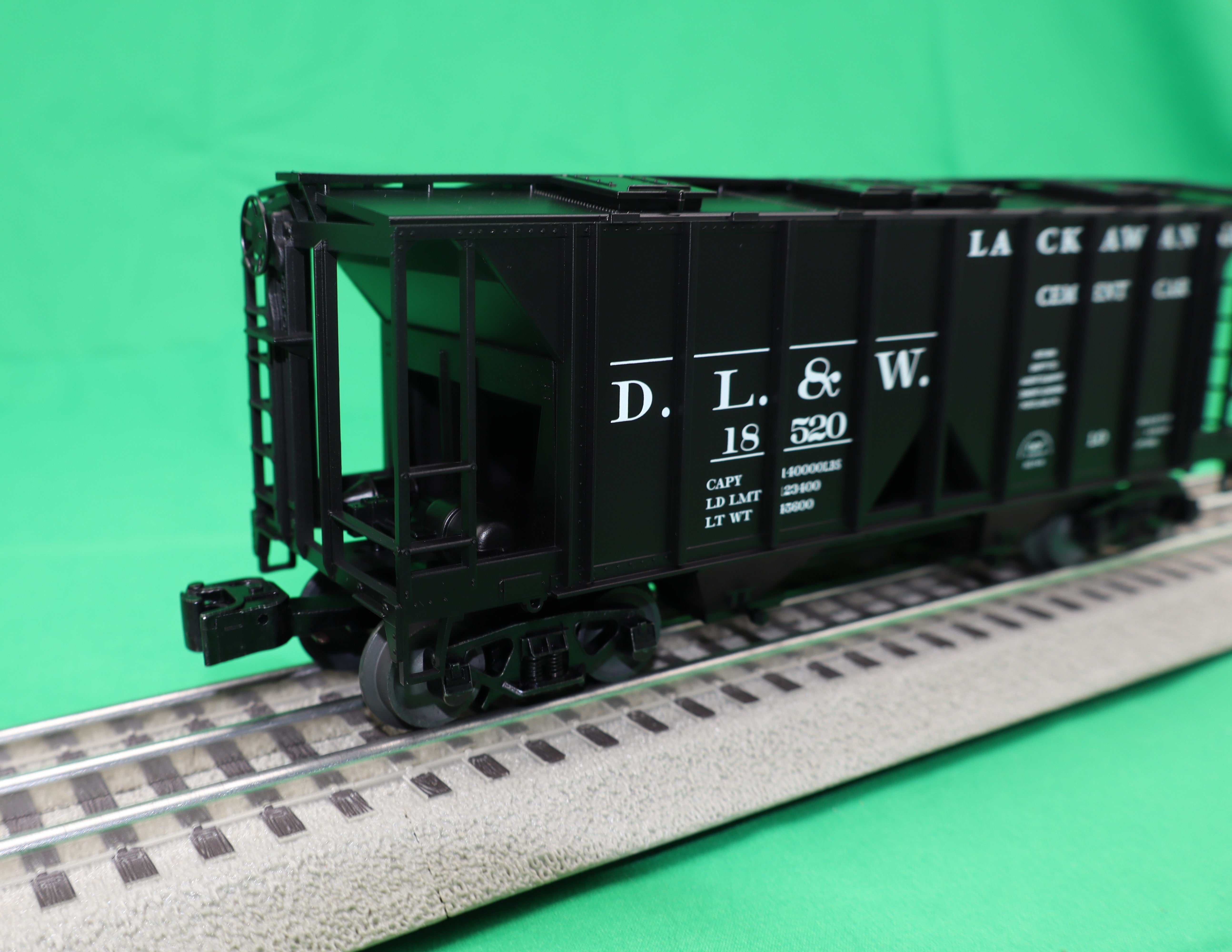 Lionel 2542082 - AC-2 Covered Hopper "Delaware, Lackawanna, & Western" #18520