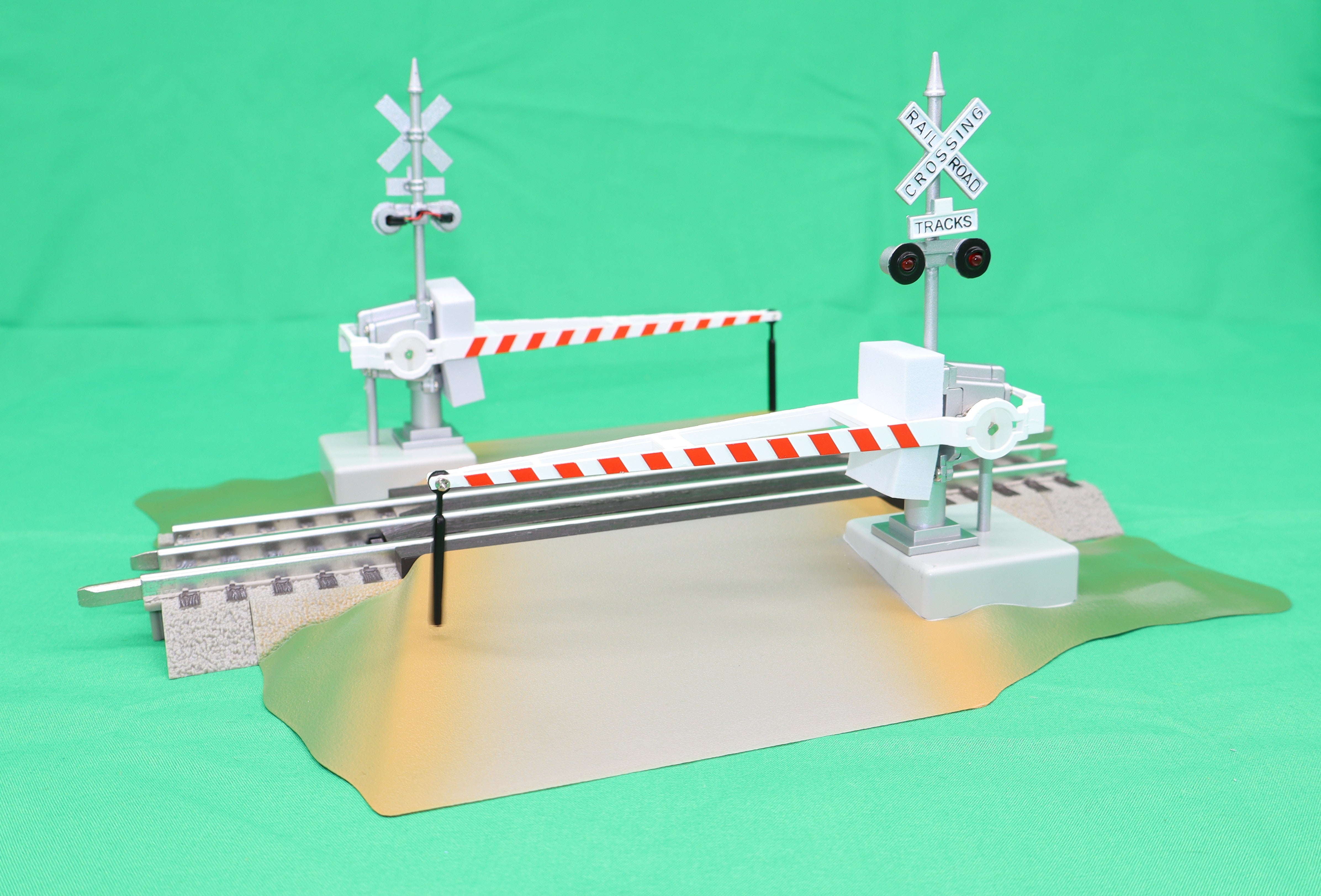 Lionel 2529070 - FasTrack - Grade Crossing w/ Gates & Flashers (UPDATED)