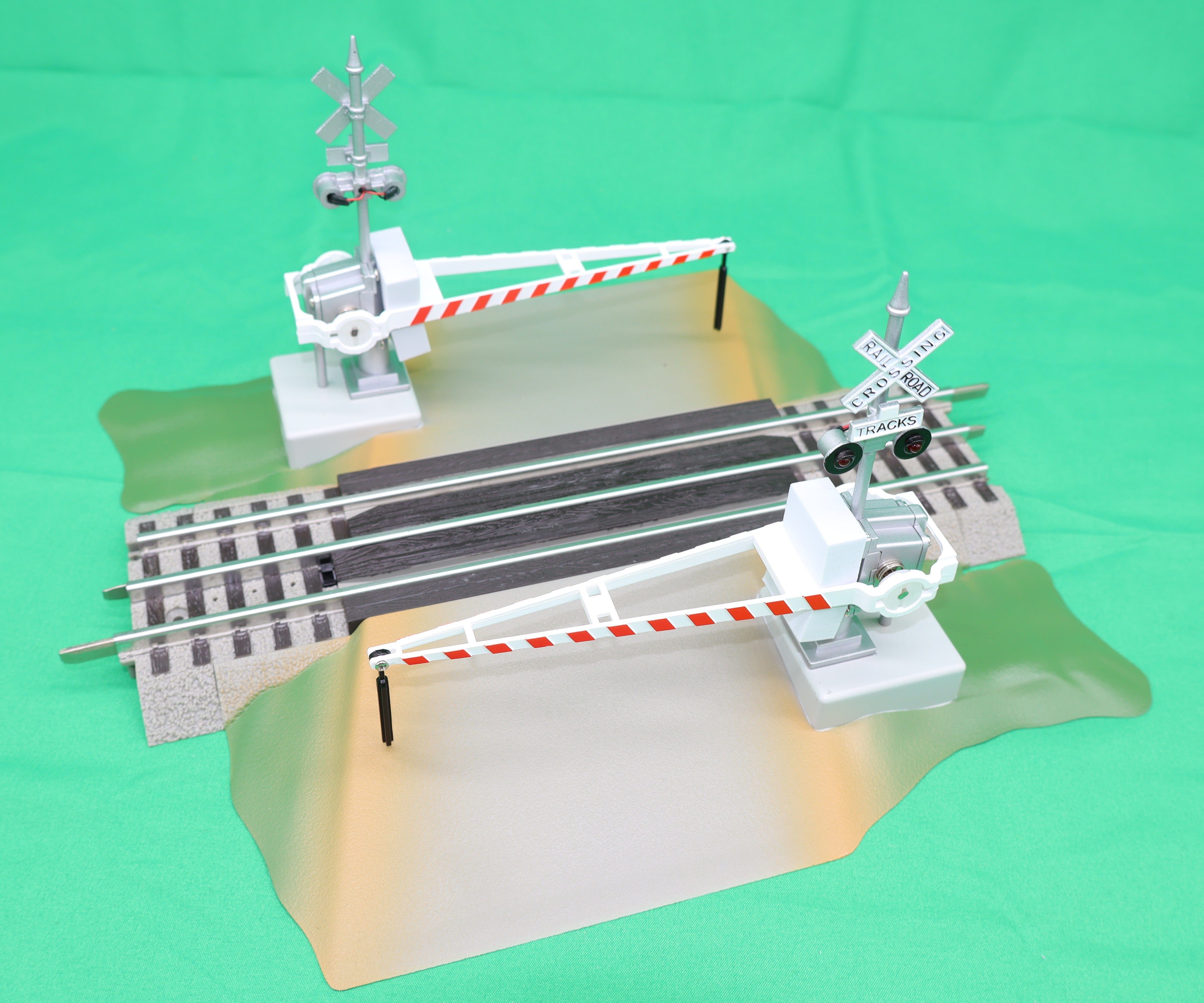 Lionel 2529070 - FasTrack - Grade Crossing w/ Gates & Flashers (UPDATED)