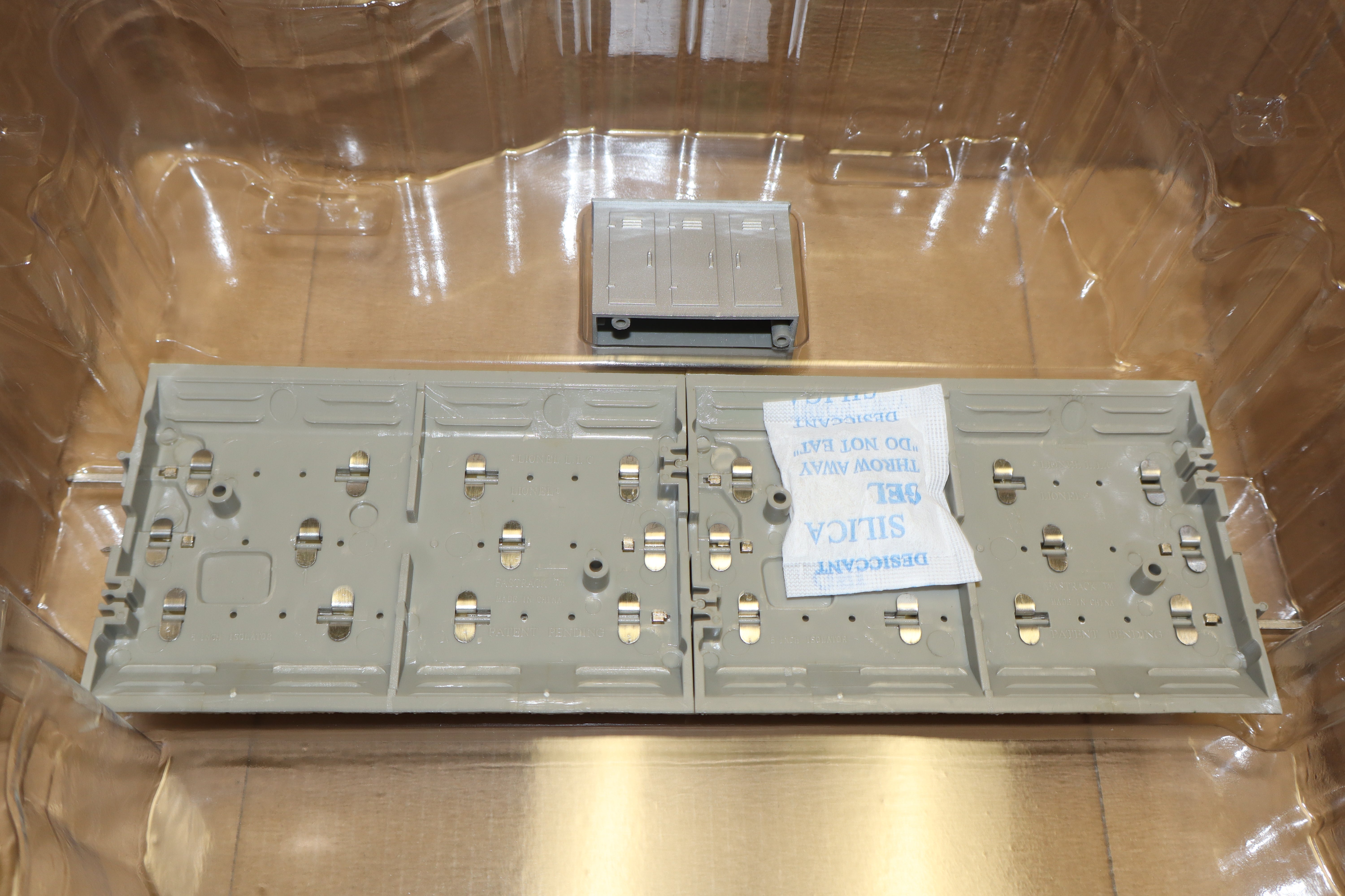 Lionel 2529070 - FasTrack - Grade Crossing w/ Gates & Flashers (UPDATED)