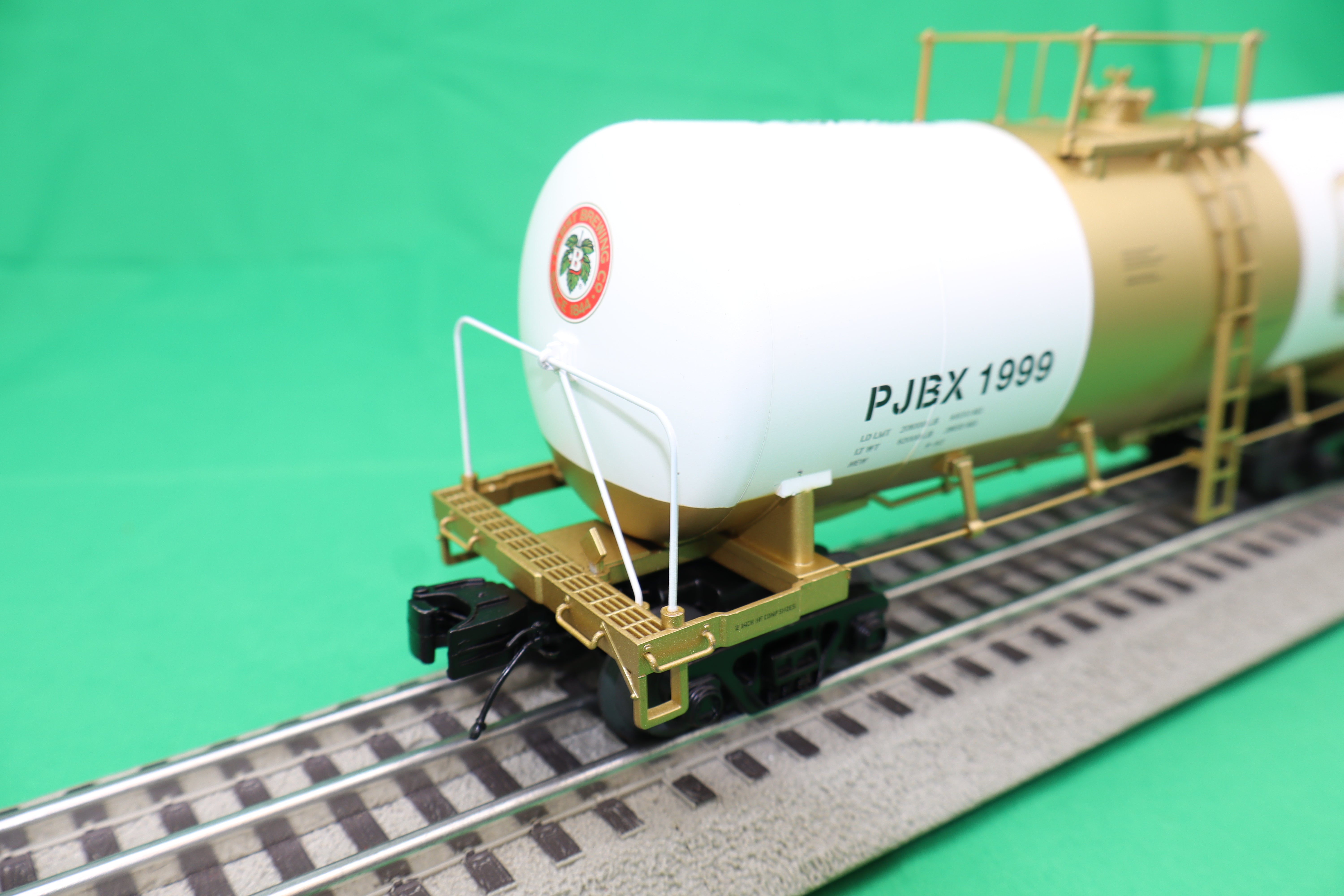 Atlas O 3001759 - Premier - Pabst Brewing Company - Funnel Flow Tank Car “PJBX” (Stag Beer)