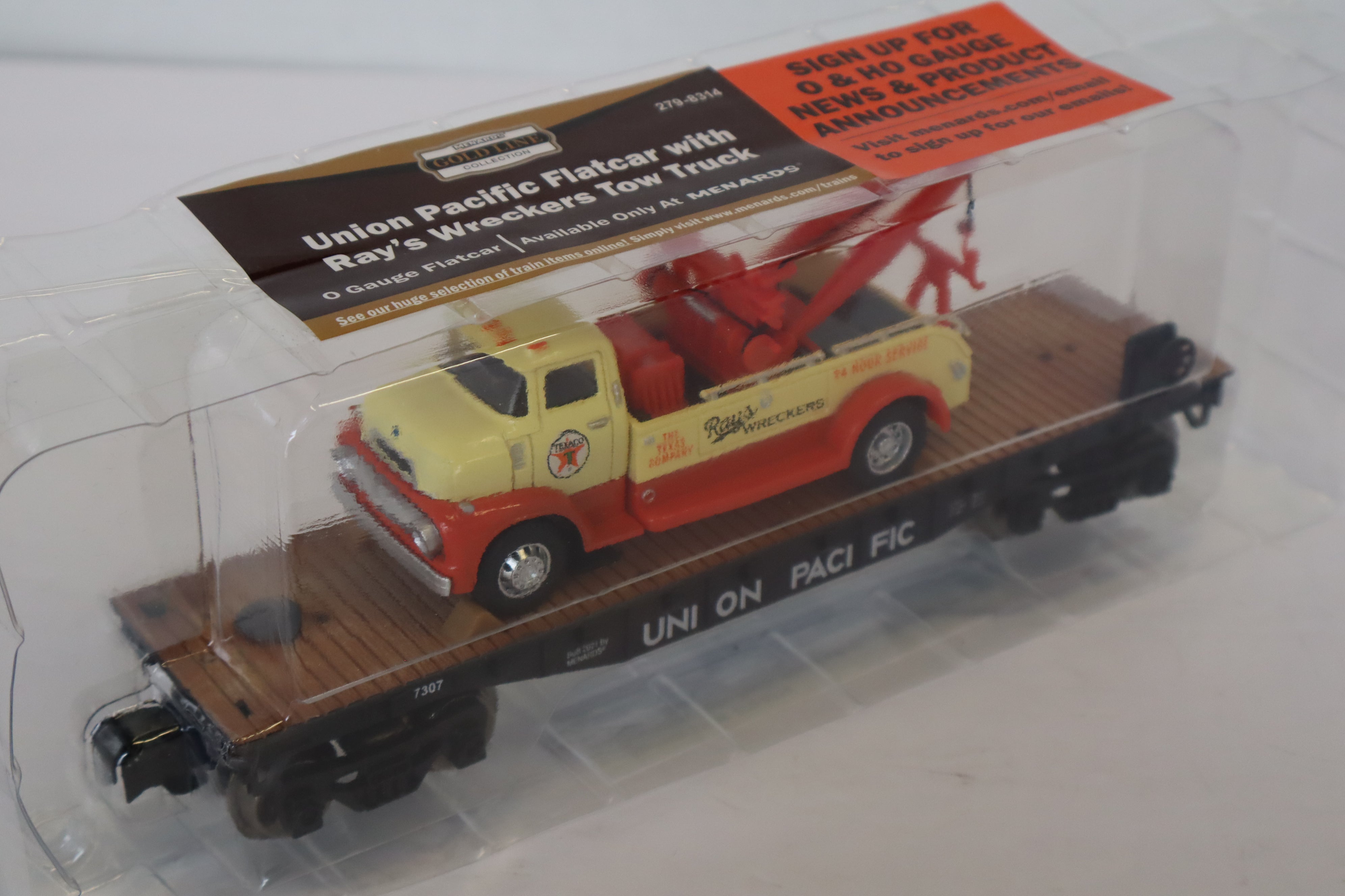 Menards #279-8314 Union Pacific Flatcar with Ray's Wreckers Tow Truck-Second hand-M7886