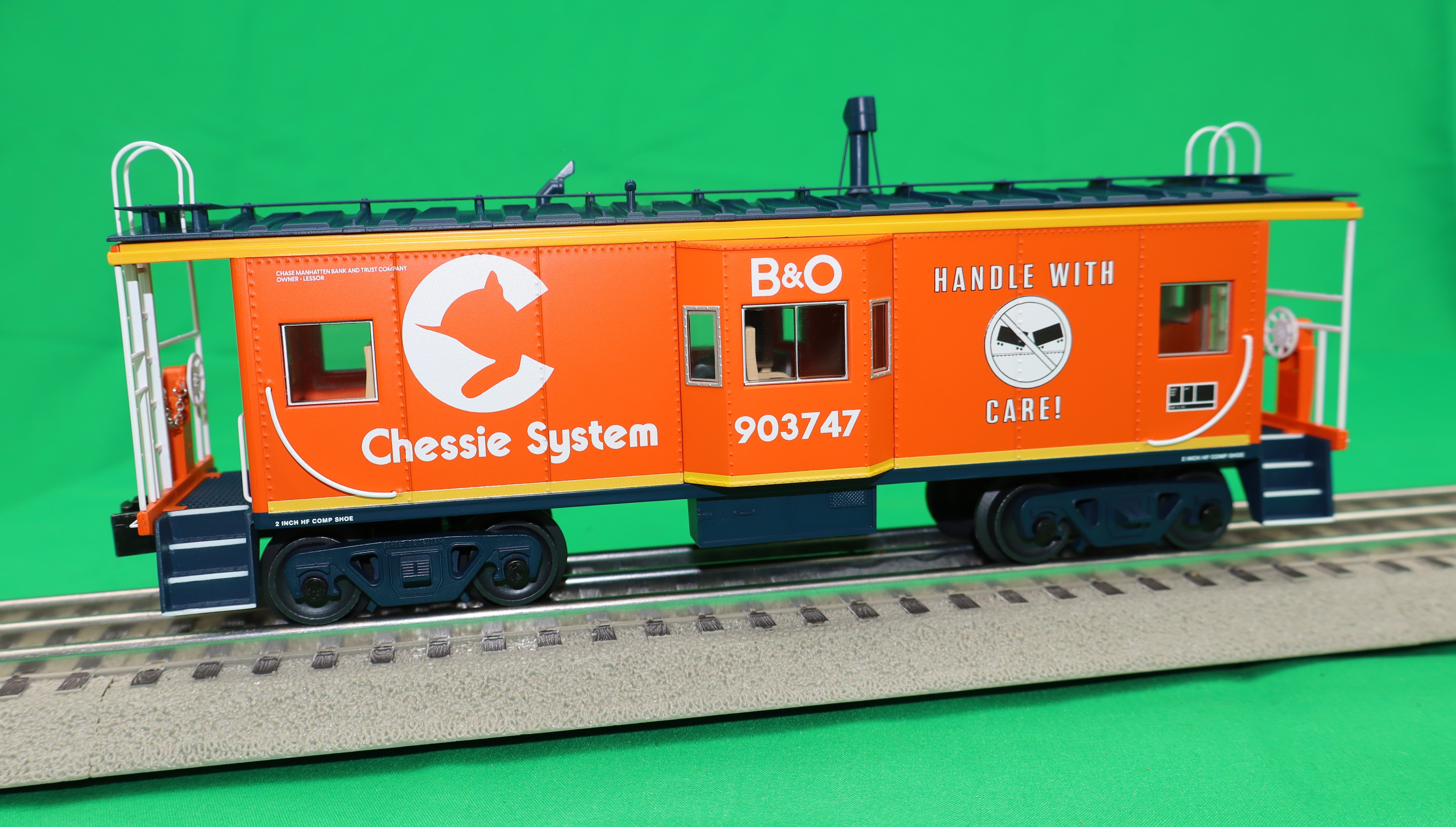 Lionel 2526710 - Bay Window Caboose "Chessie System" #903747
