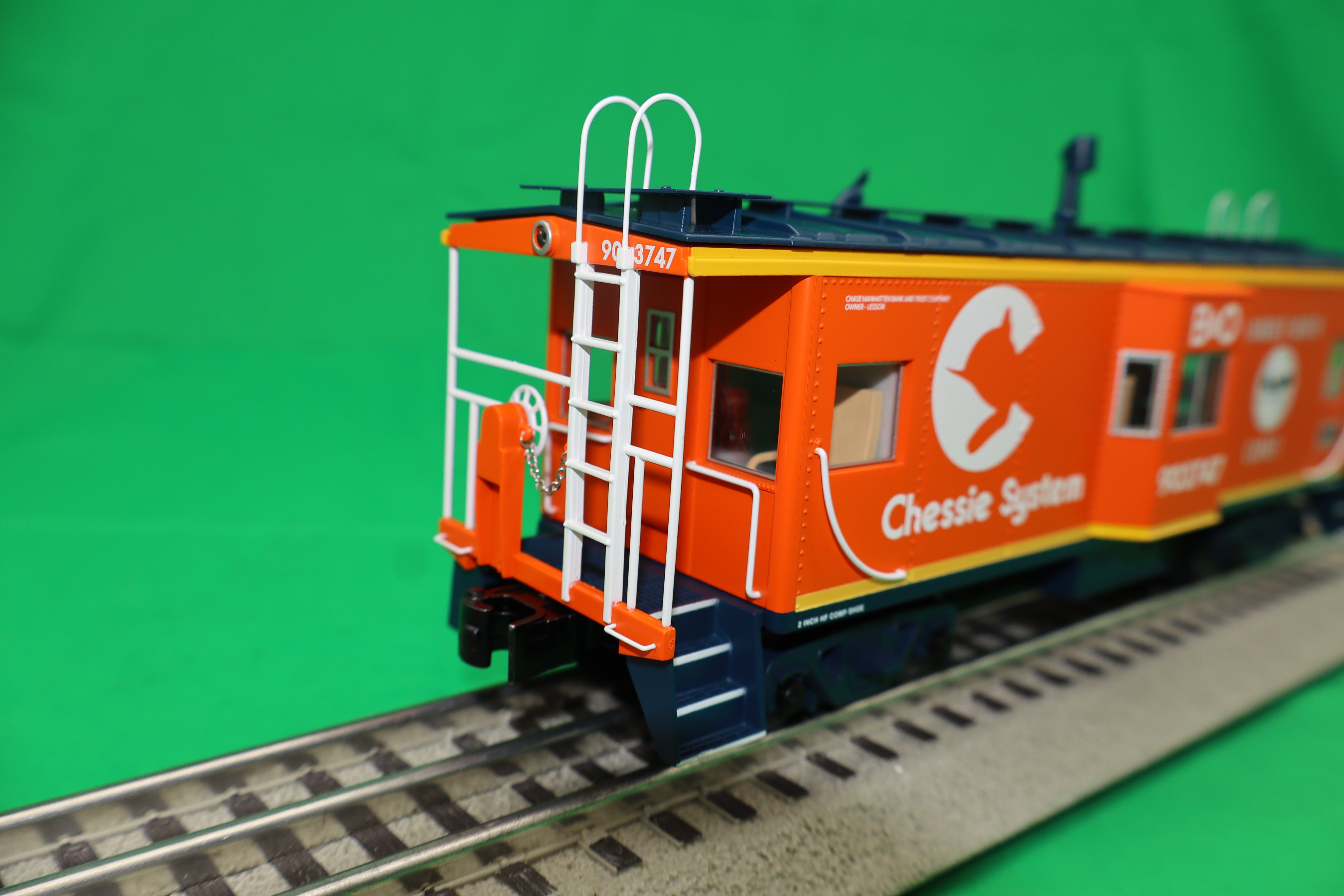 Lionel 2526710 - Bay Window Caboose "Chessie System" #903747