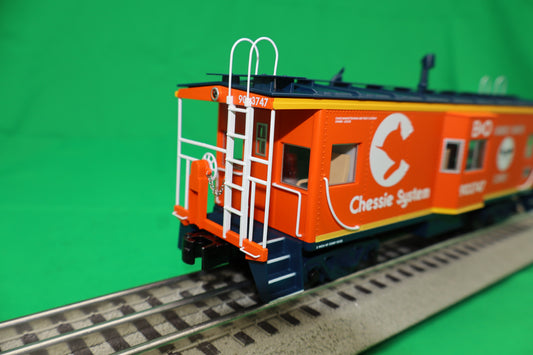 Lionel 2526710 - Bay Window Caboose "Chessie System" #903747