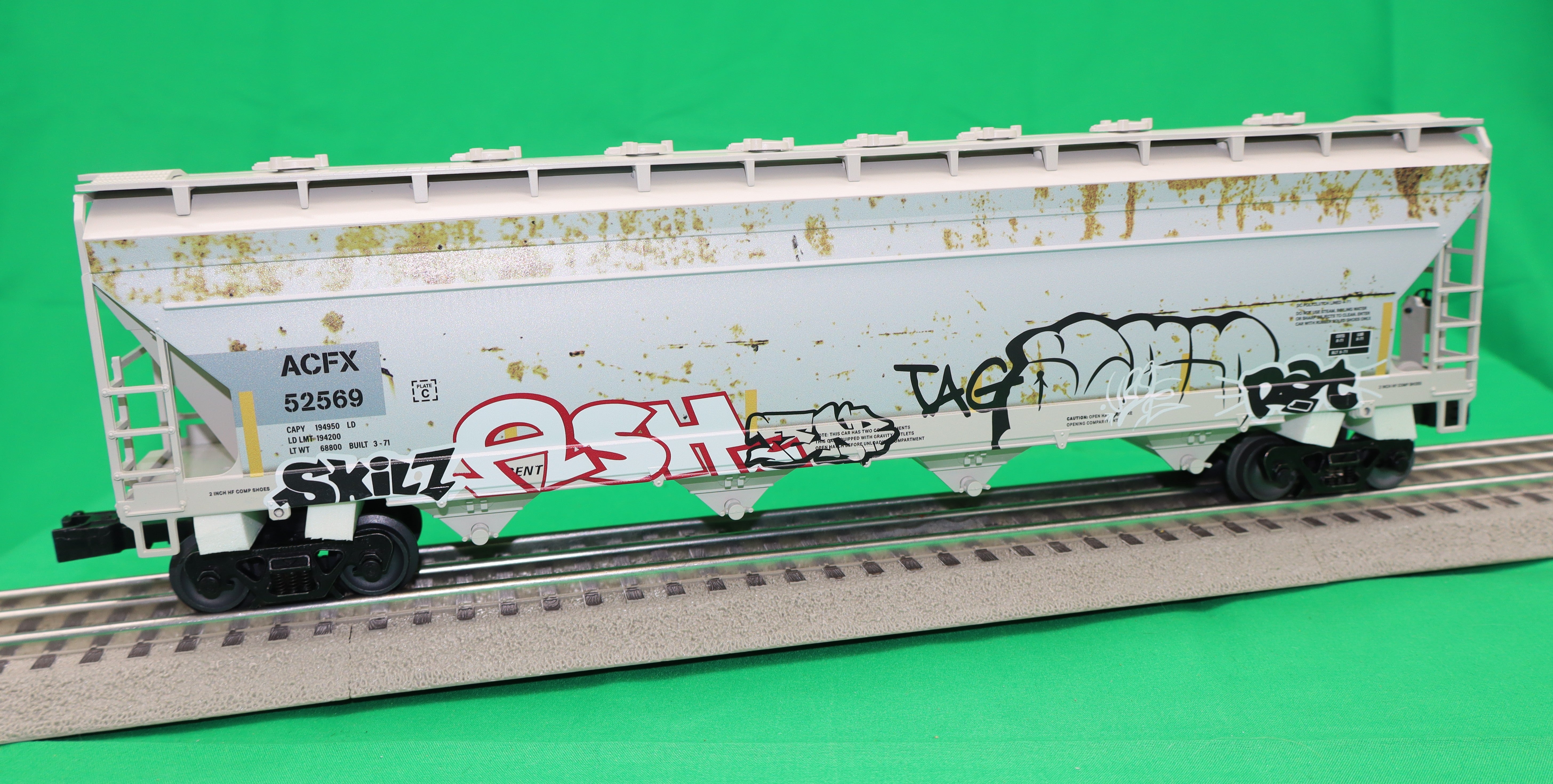 Lionel 2542131 -  4-Bay Covered Hopper Car "ACFX" #52569 (Graffiti)