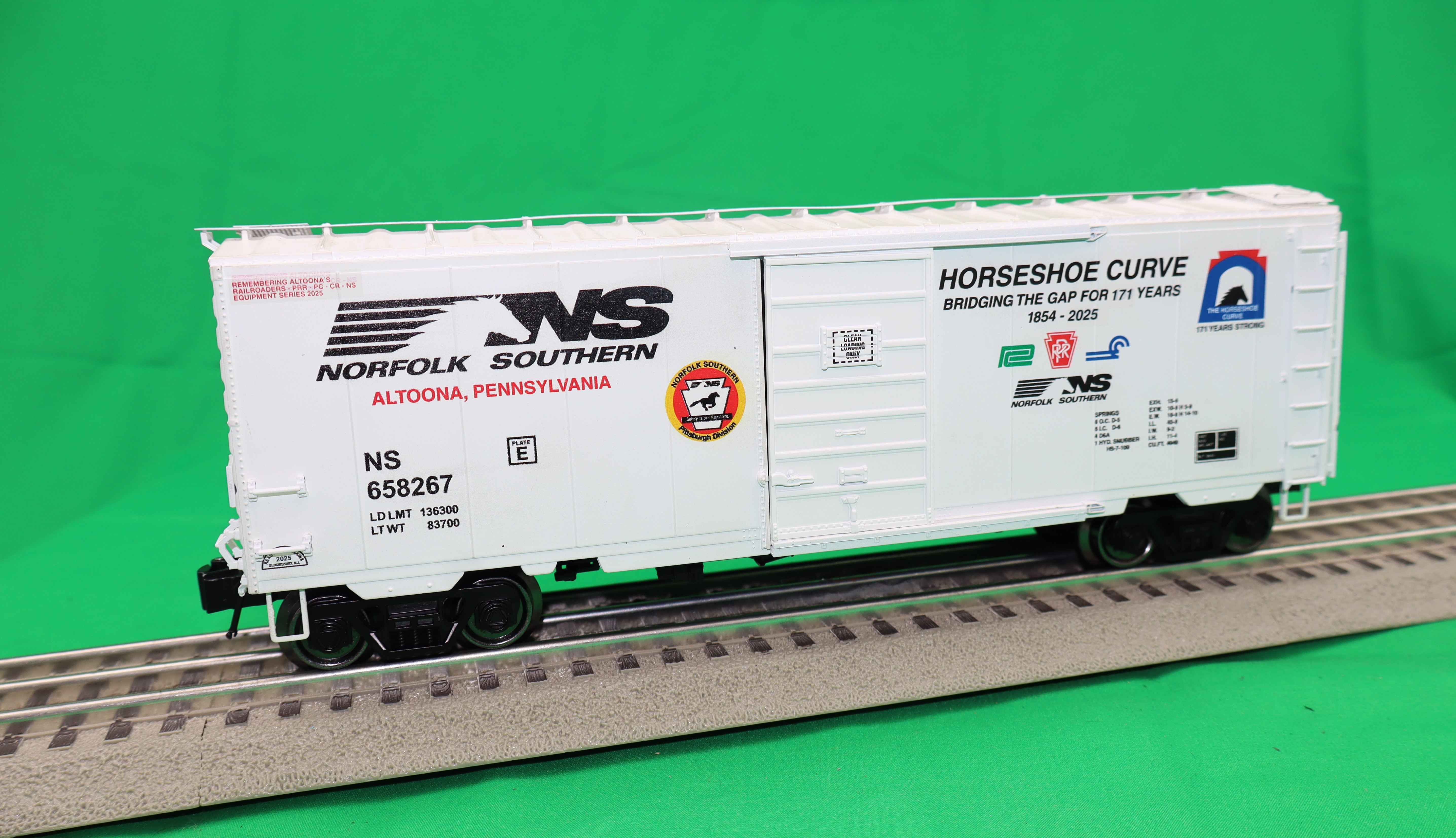 Ready Made Trains RMT-96447 - 40" PS-1 Box Car "Norfolk Southern" #658267 (Horseshoe Curve)