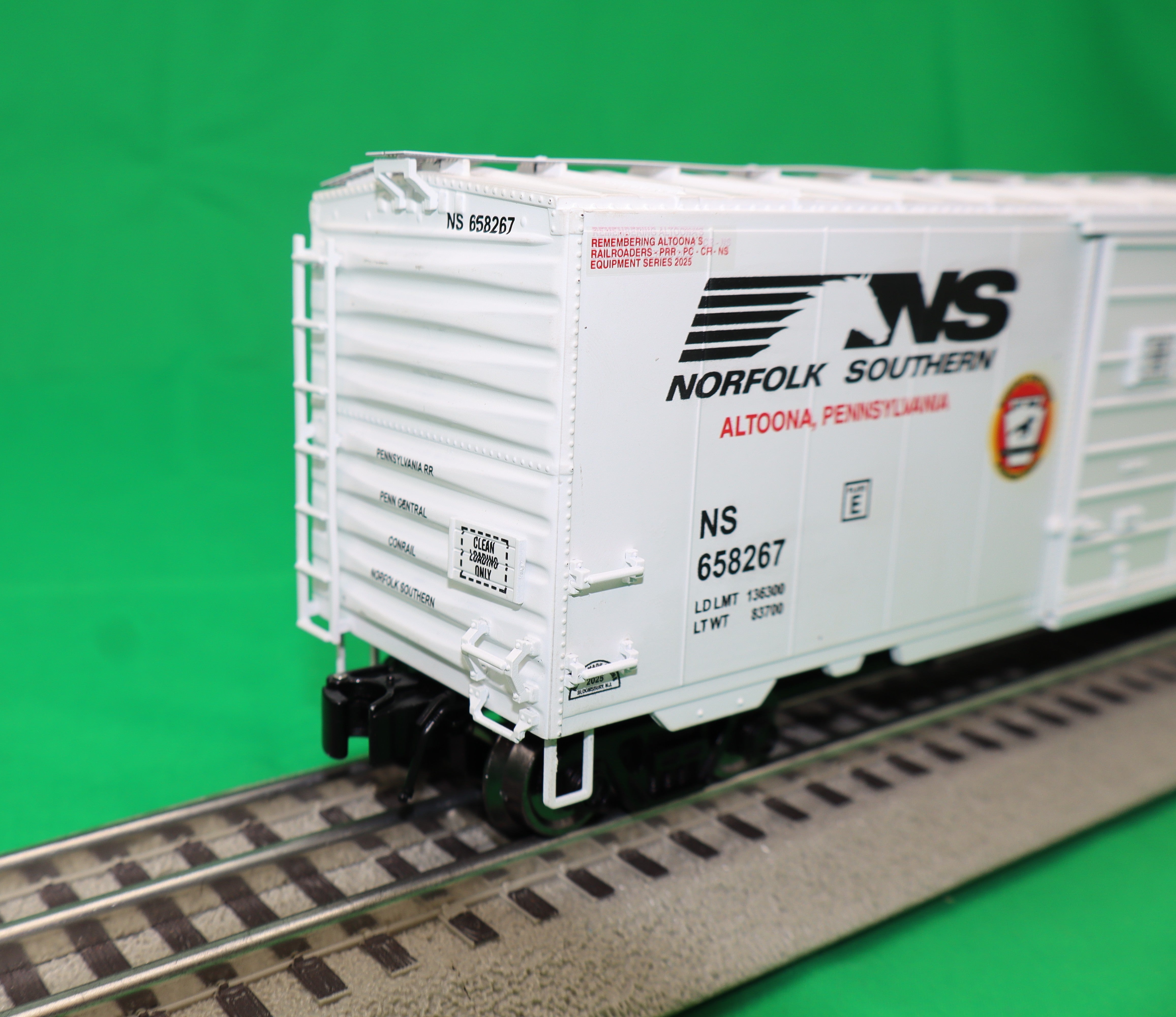 Ready Made Trains RMT-96447 - 40" PS-1 Box Car "Norfolk Southern" #658267 (Horseshoe Curve)