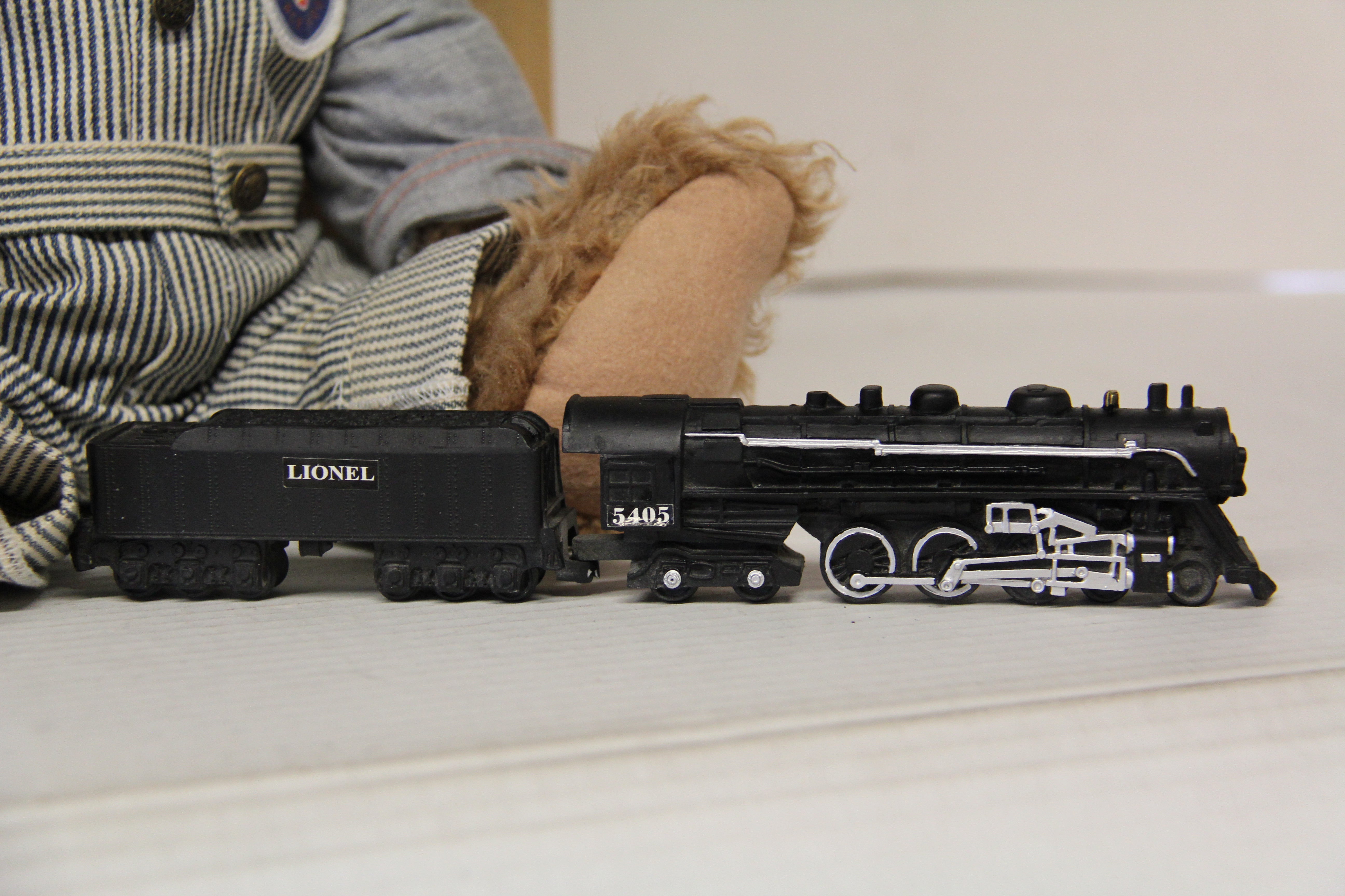 Gallery Teddy Bears "Bear-ly Big Enough for His First Lionel Train" #5122-Second hand-M6446