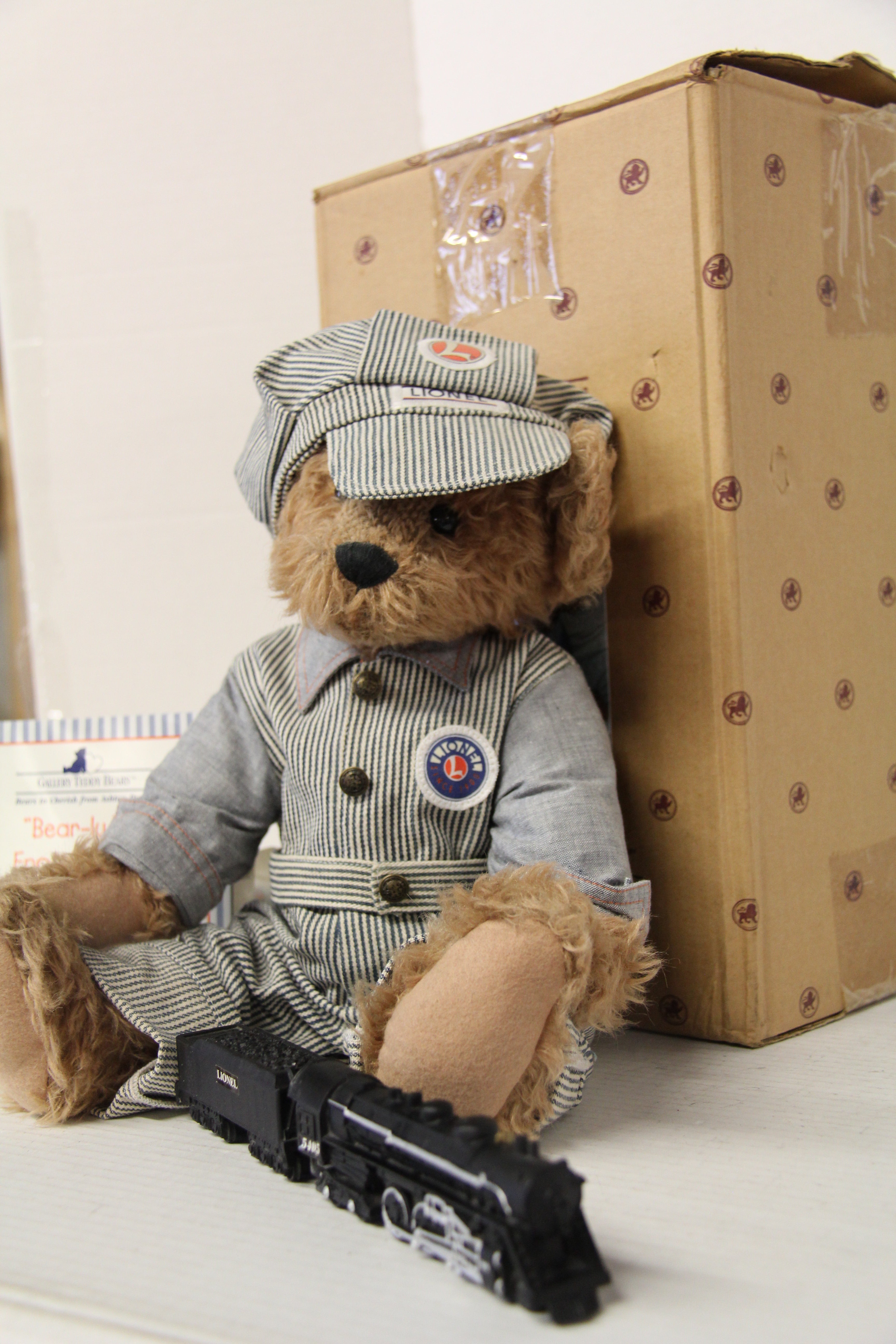 Gallery Teddy Bears "Bear-ly Big Enough for His First Lionel Train" #5122-Second hand-M6446