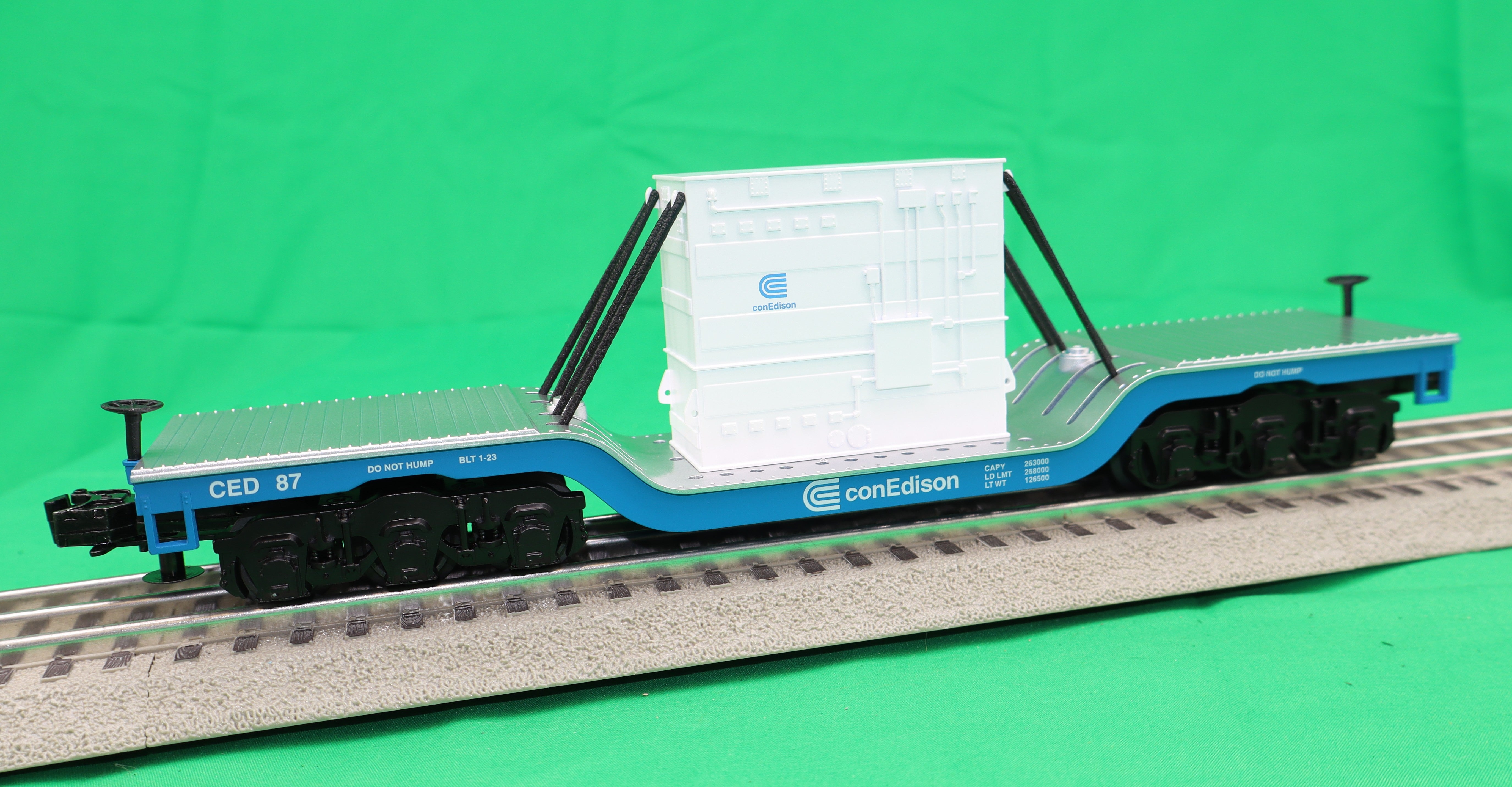 MTH 30-76936 - Dep. Center Flat Car "Con Edison" #87 w/ Transformer Load
