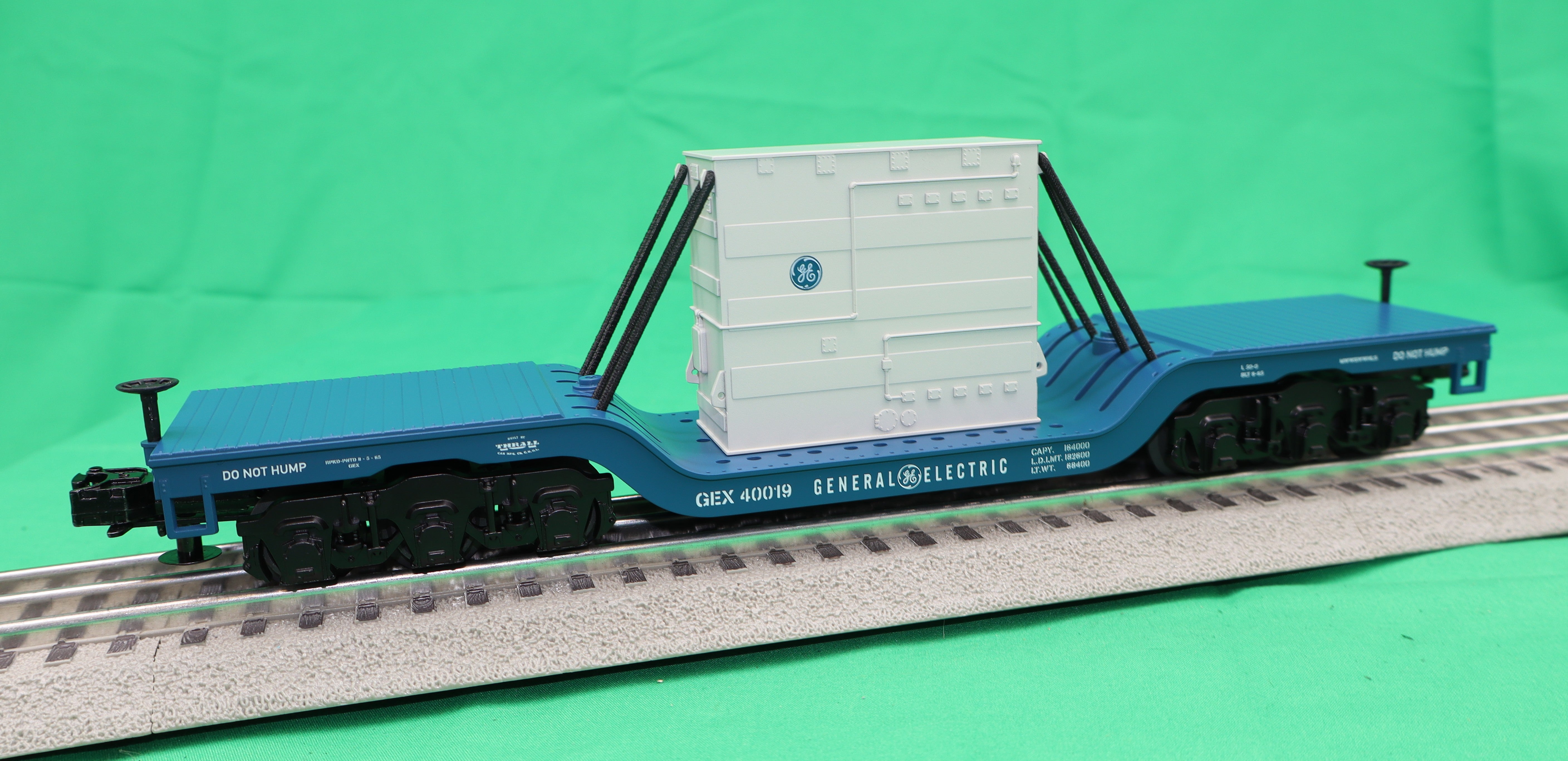 MTH 30-76931 - Dep. Center Flat Car "General Electric" #40019 w/ Transformer Load