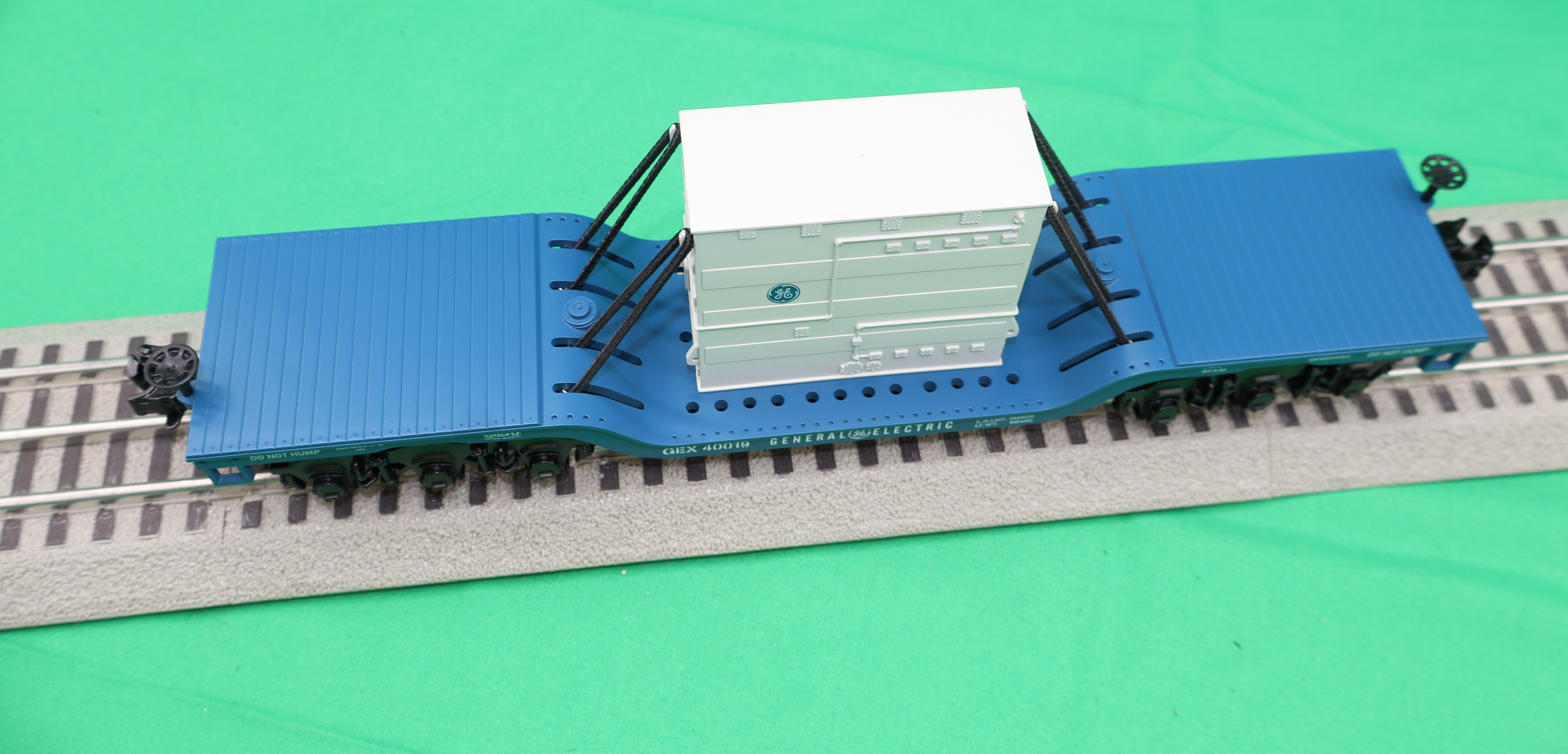 MTH 30-76931 - Dep. Center Flat Car "General Electric" #40019 w/ Transformer Load