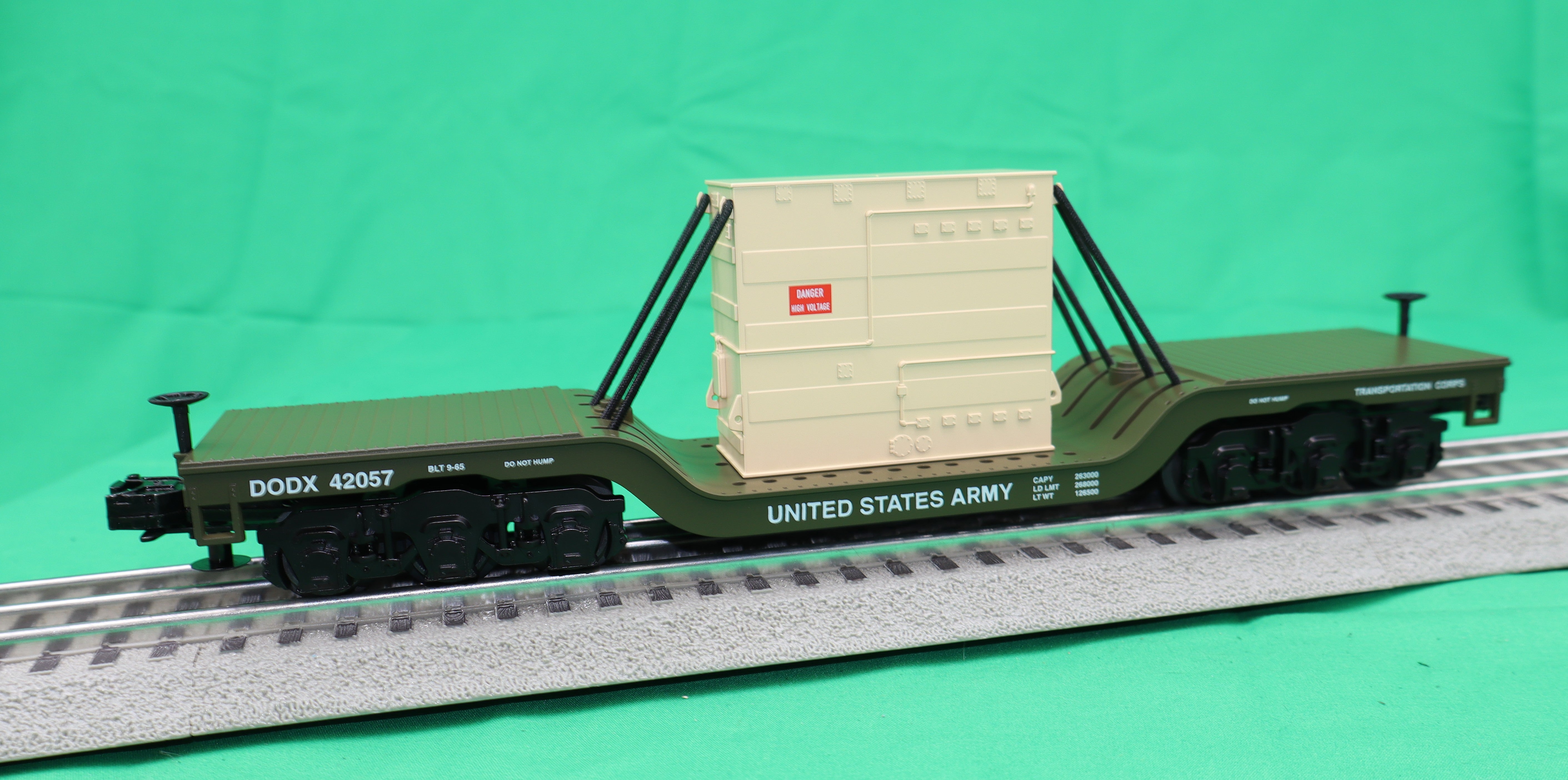 MTH 30-76932 - Dep. Center Flat Car "U.S. Army" #42057 w/ Transformer Load